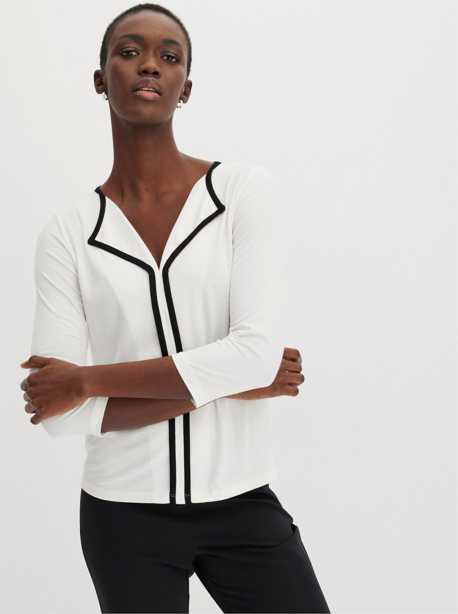 3/4-Arm-Shirt mit Kontrastpaspeln - weiß-schwarz