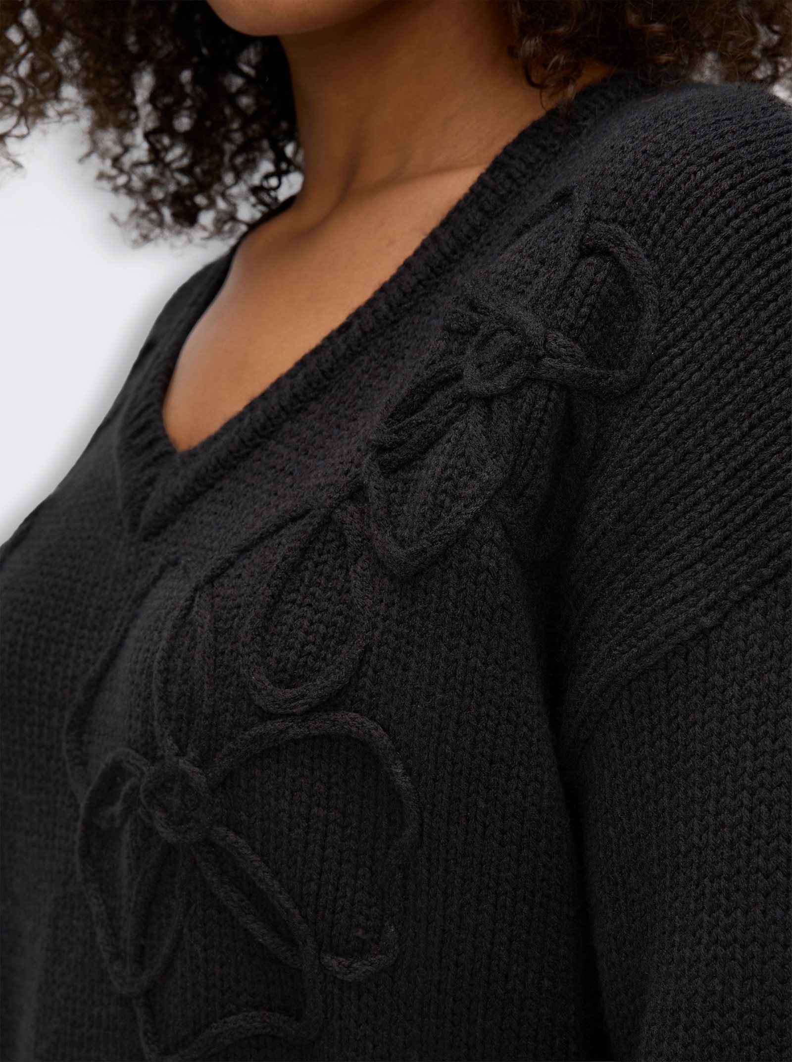 sheego V-Ausschnitt-Pullover mit Blumen-Kordelstickereien - schwarz