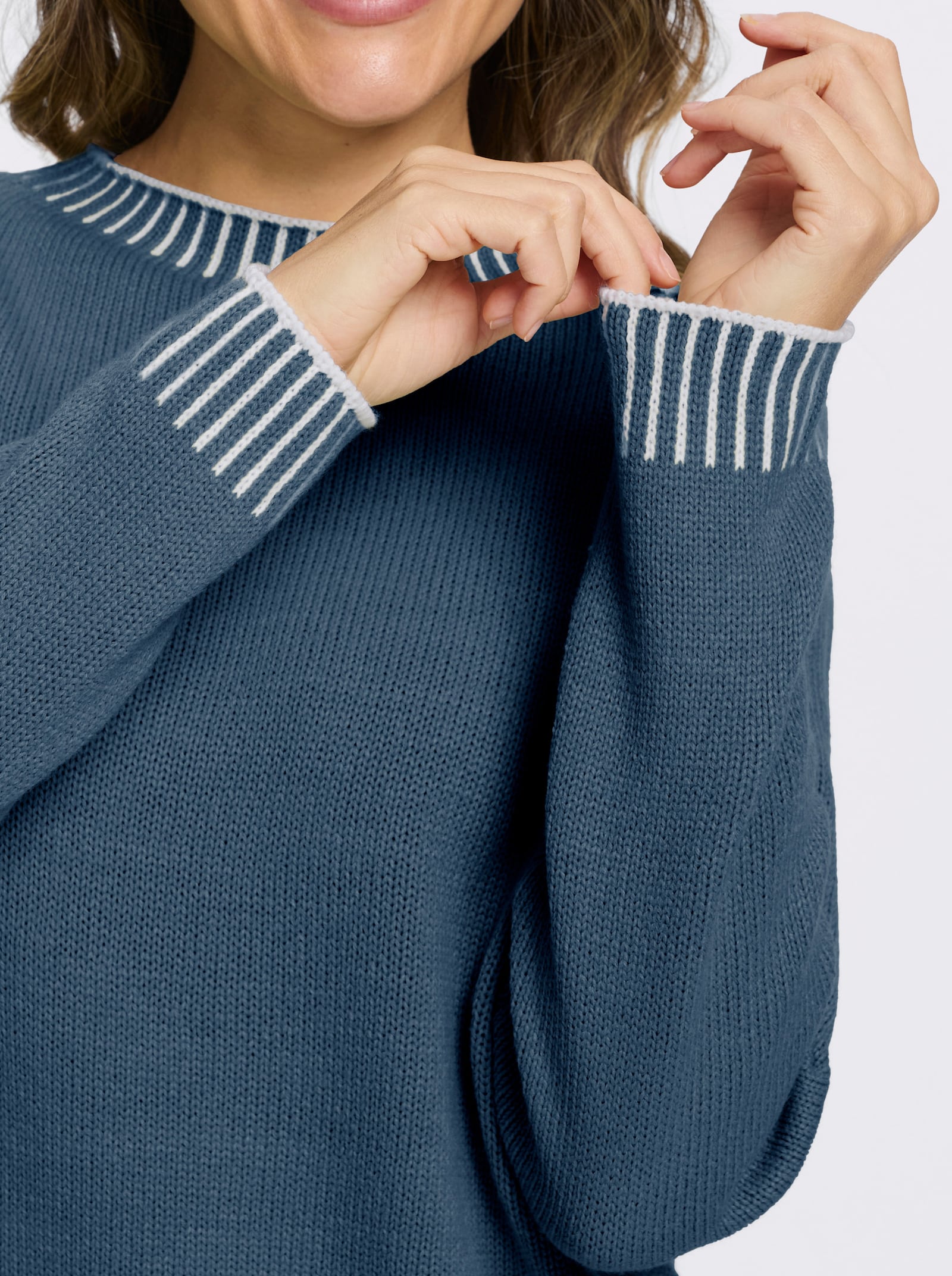 Rundhalspullover mit Kontrast-Akzenten - rauchblau