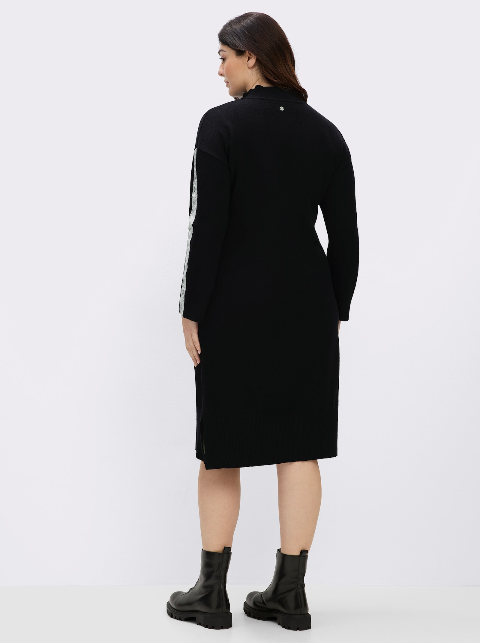 sheego Strickkleid mit Lurexstreifen am Ärmel - schwarz
