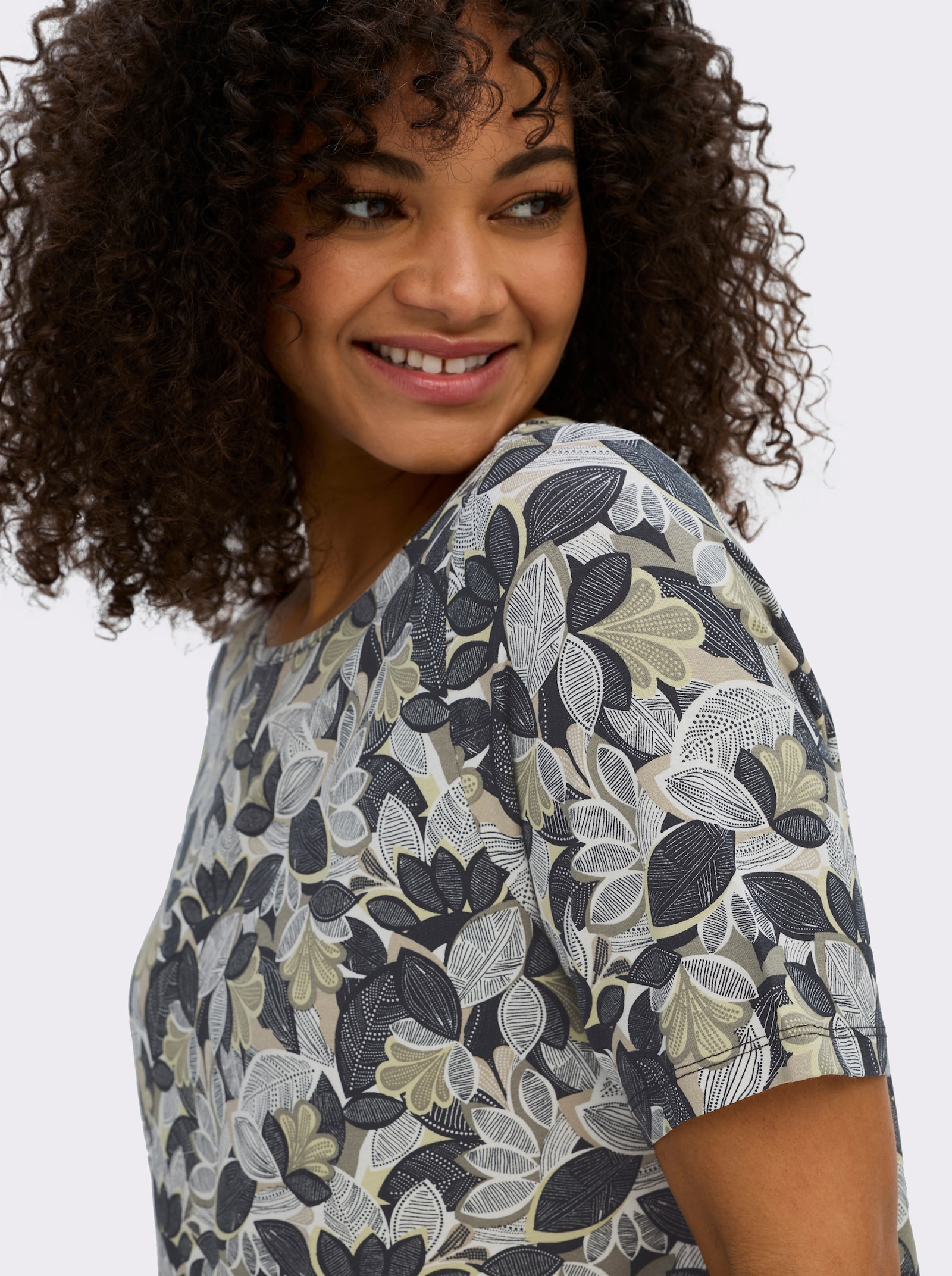 Print-Shirt mit paspeliertem U-Boot-Ausschnitt - khaki-lindgrün-bedruckt