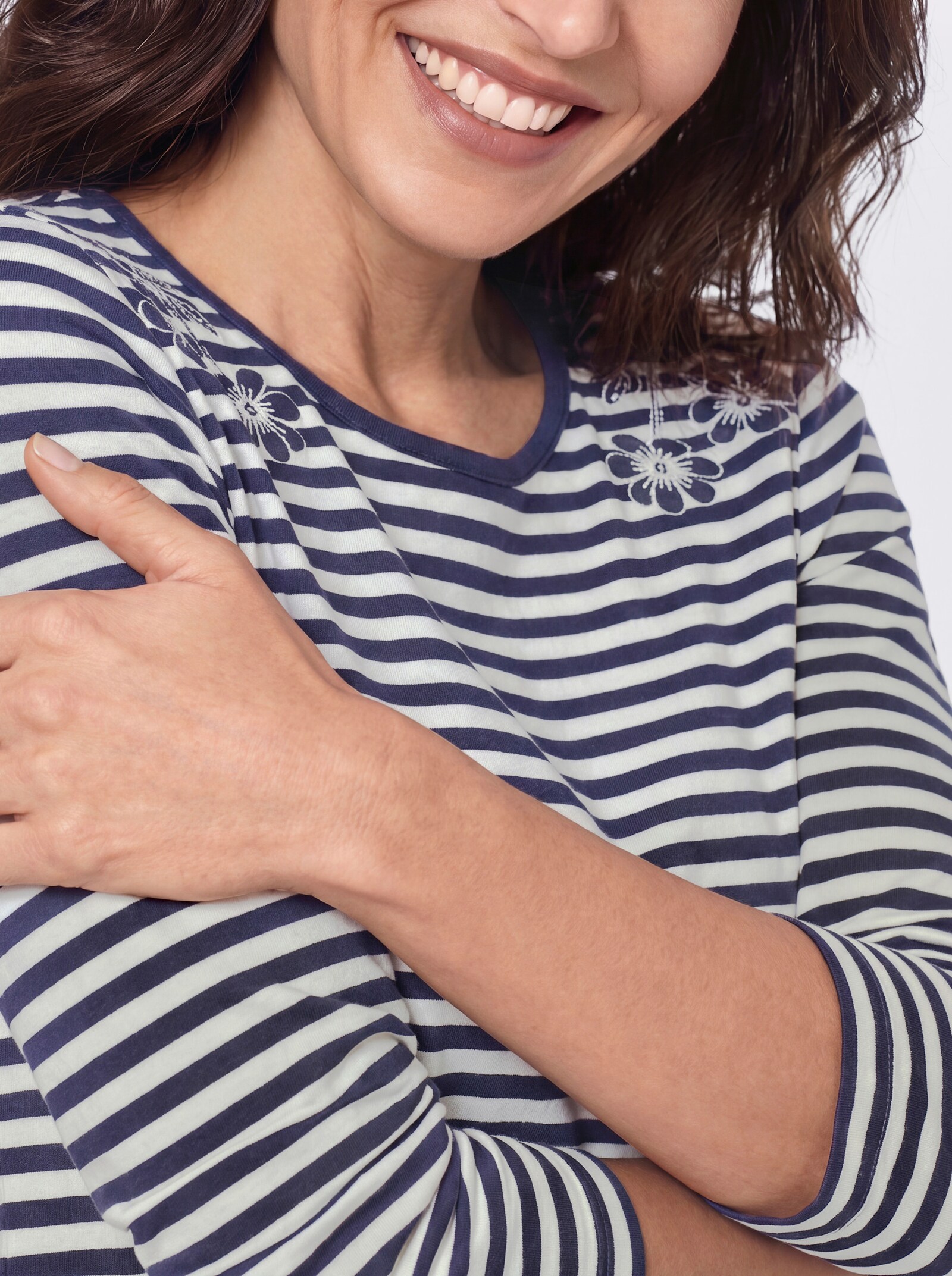 Rundhalsshirt mit Ringeln und Stickerei - marine-ecru-geringelt