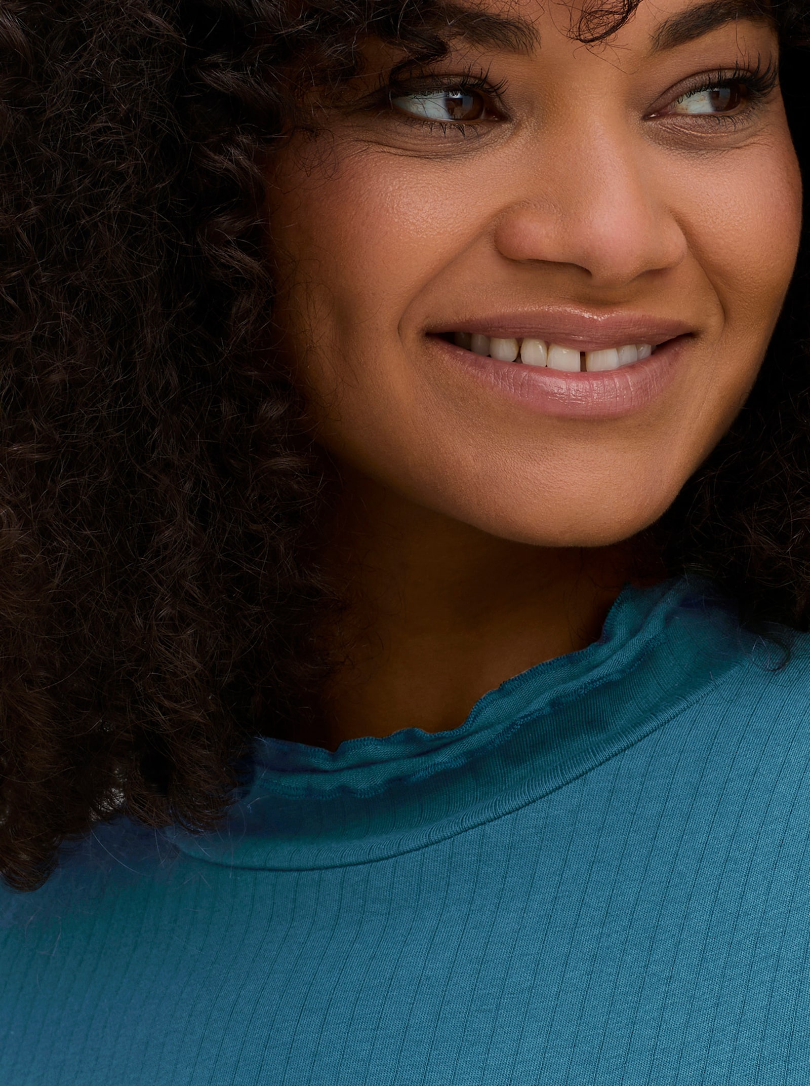 sheego Rollkragenshirt mit Baby-Lock-Nähten - topas