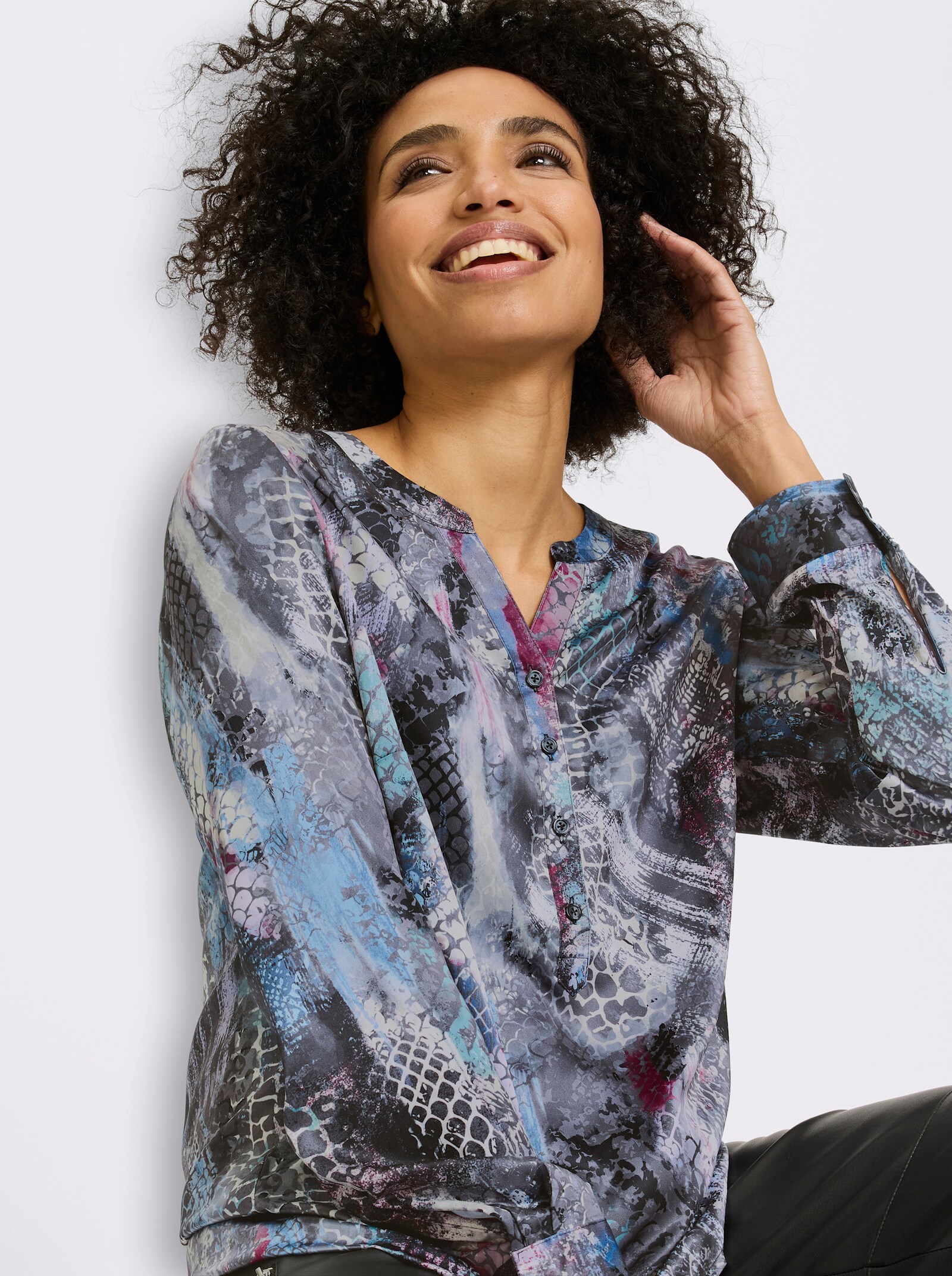 heine Druckbluse mit grafischem Dessin - rauchblau-beige-bedruckt