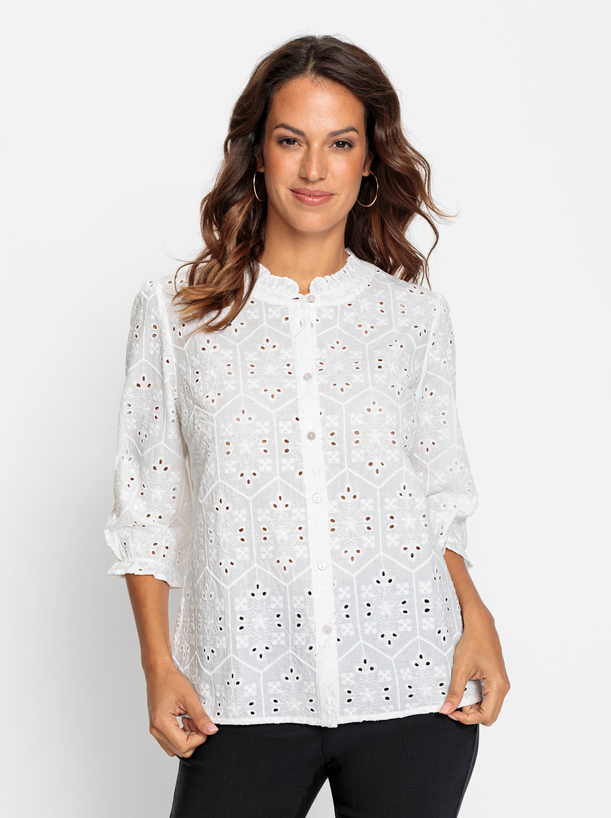 SET KOMPLETT günstig Kaufen-Bluse in weiß von heine. Bluse in weiß von heine <![CDATA[Komplett aus hochwertiger, dezent transparenter Madeira-Spitze gearbeitete Bluse. Den Rundhals-Ausschnitt schmückt eine angesetzte Rüsche. Durchgehende Knopfleiste mit Knöpfen in Perlm