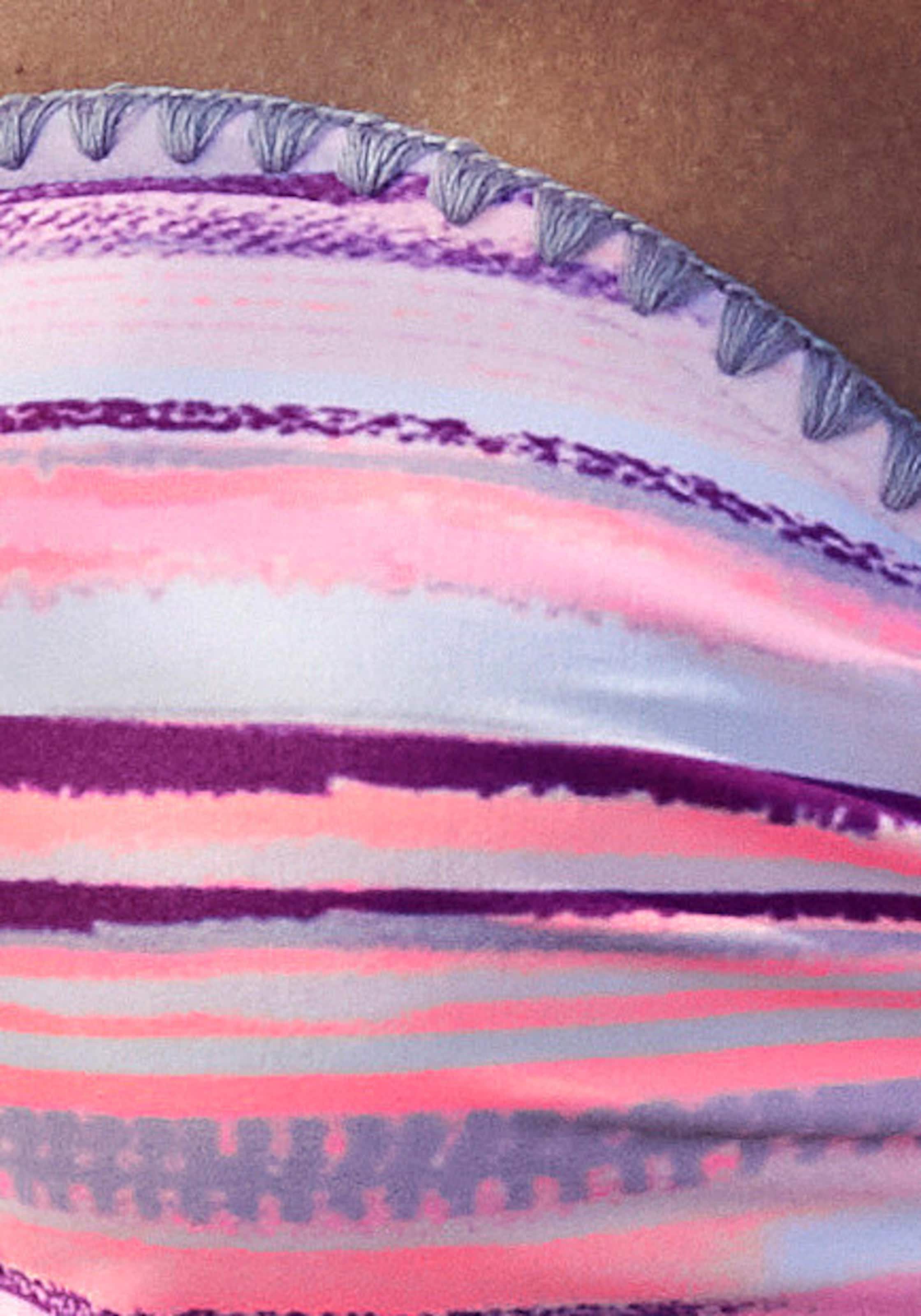 Bikini Hose günstig Kaufen-Triangel-Bikini in lachs-bedruckt von Venice Beach. Triangel-Bikini in lachs-bedruckt von Venice Beach <![CDATA[Triangel-Bikini von Venice-Beach mit modischem Druck und Häkelkante. Regulierbares Top mit herausnehmbaren Cups. Hose seitlich zu binden. Ober