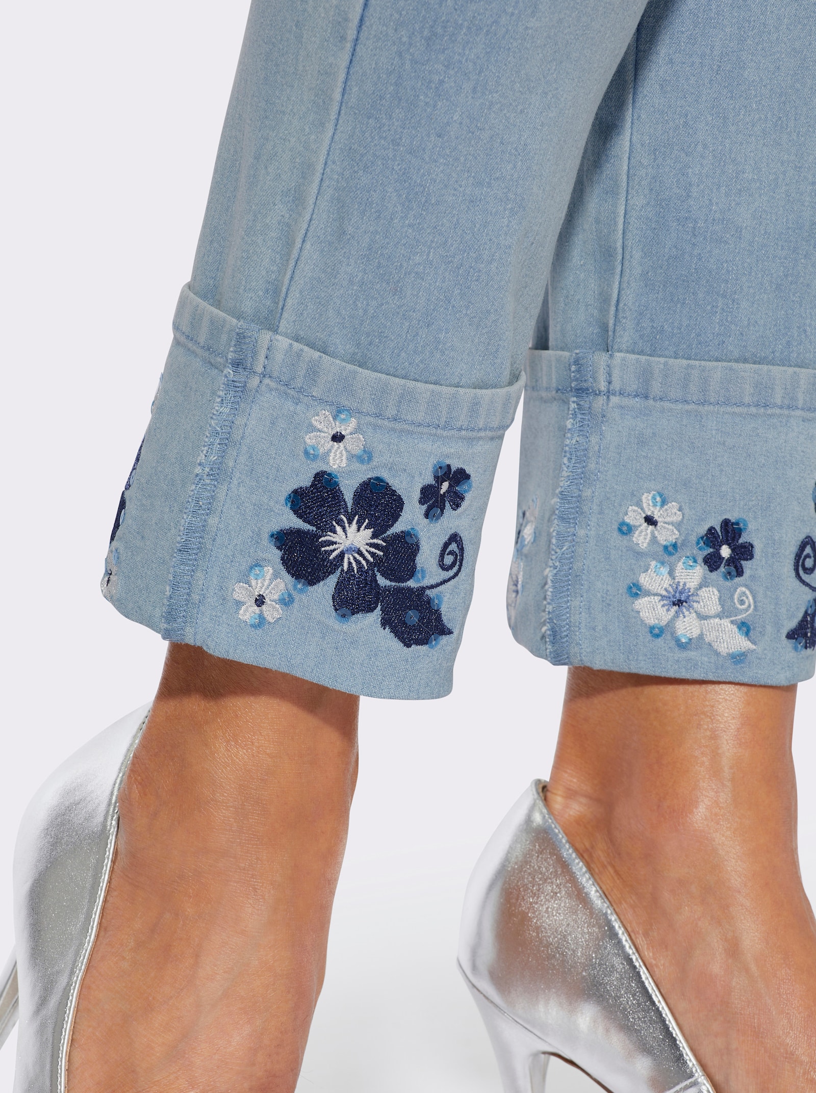 Jeans mit Stickerei und Pailletten - blue-bleached