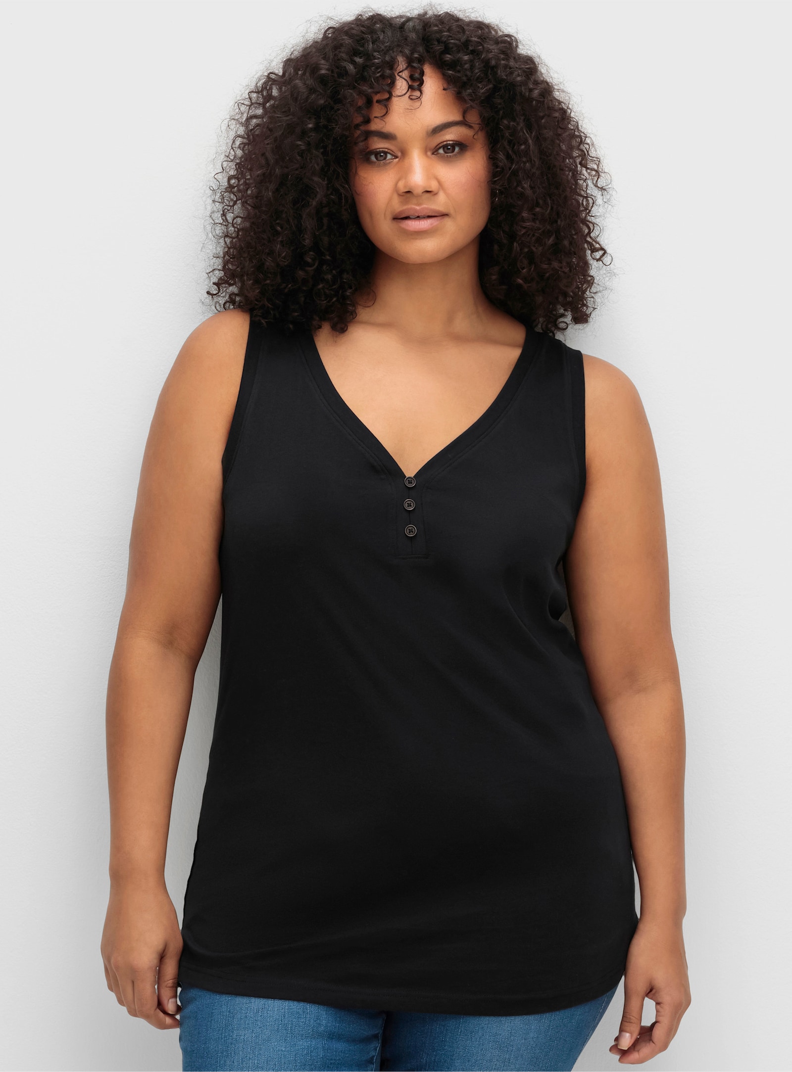 sheego Tanktop mit V-Ausschnitt und Zierknopfleiste - schwarz