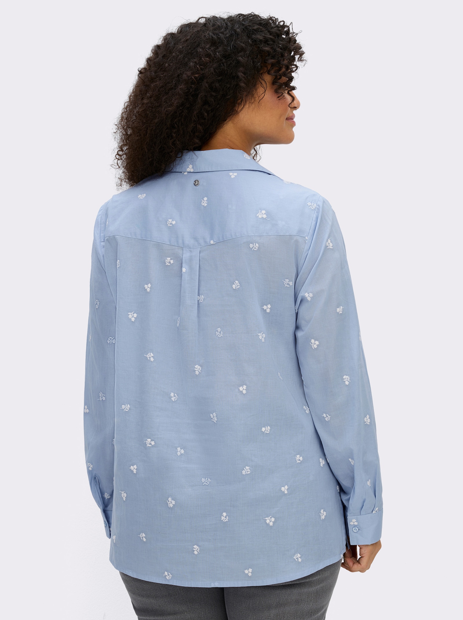 sheego Hemdbluse mit Blütenstickereien - bleu