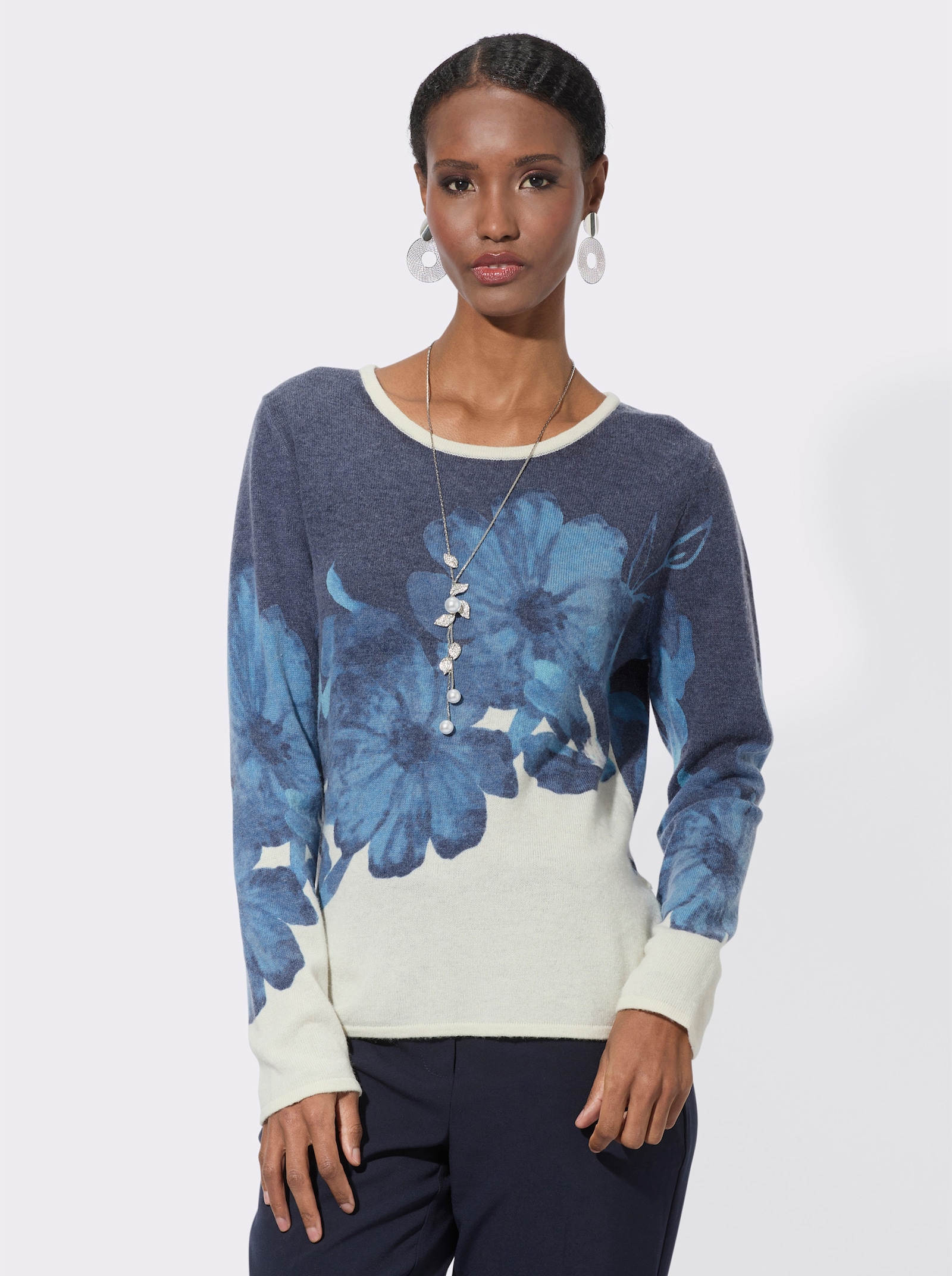 Feinstrickpullover mit diagonalem Blütendruck - champagner-jeansblau-bedruckt
