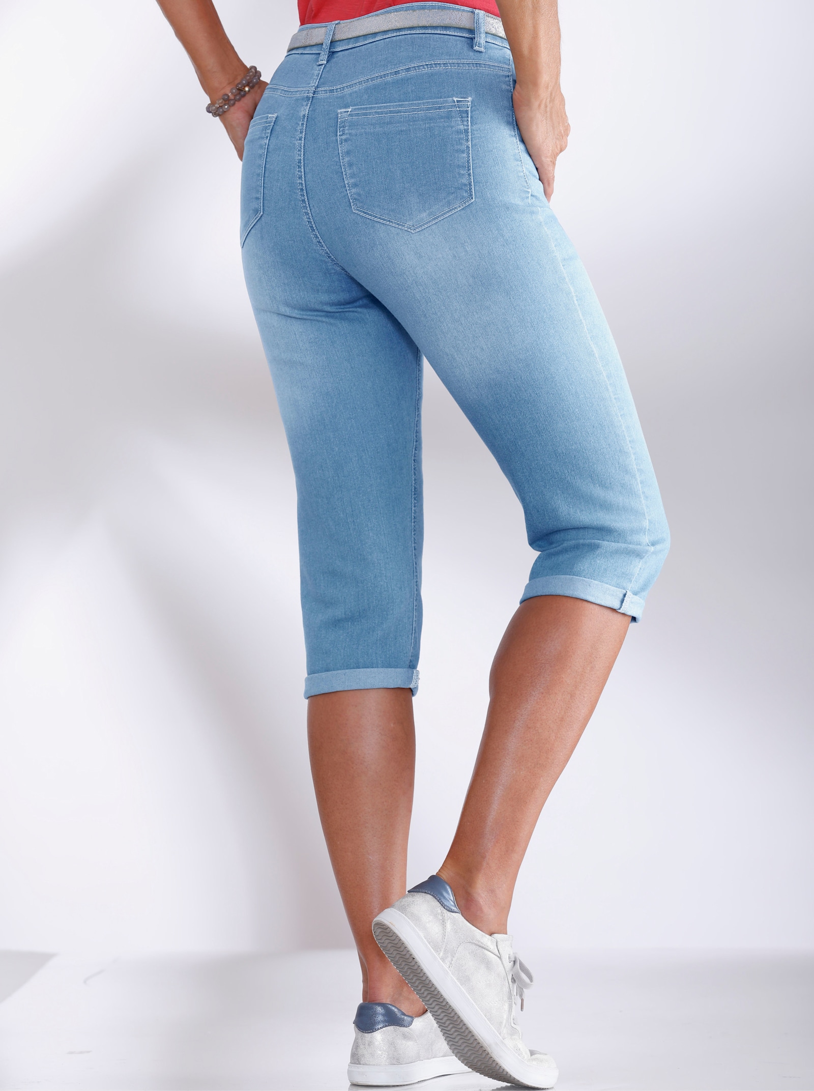 Caprijeans inklusive Gürtel - blue-bleached
