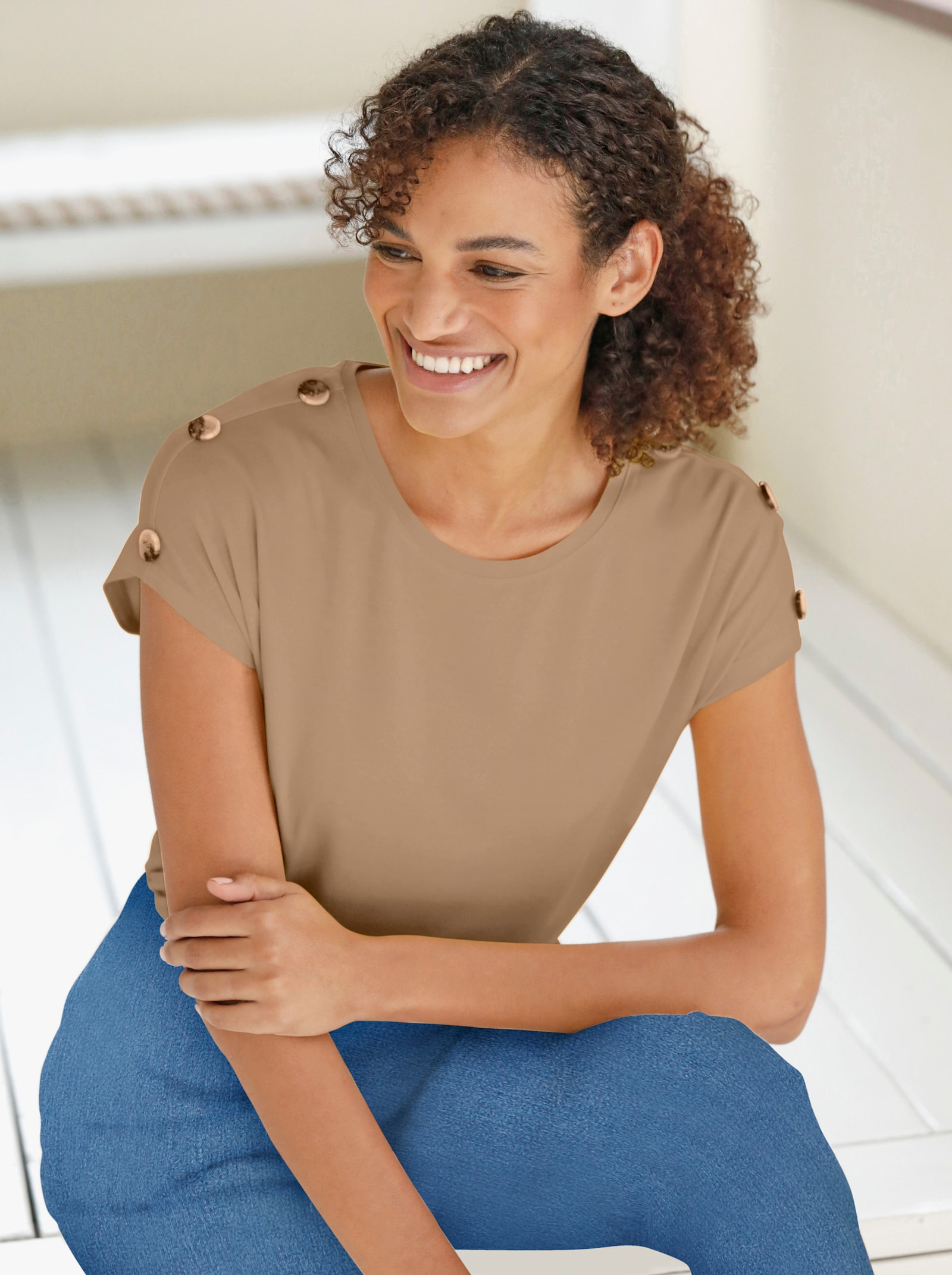 Shirt met korte mouwen en sierknopen op de schouders - camel