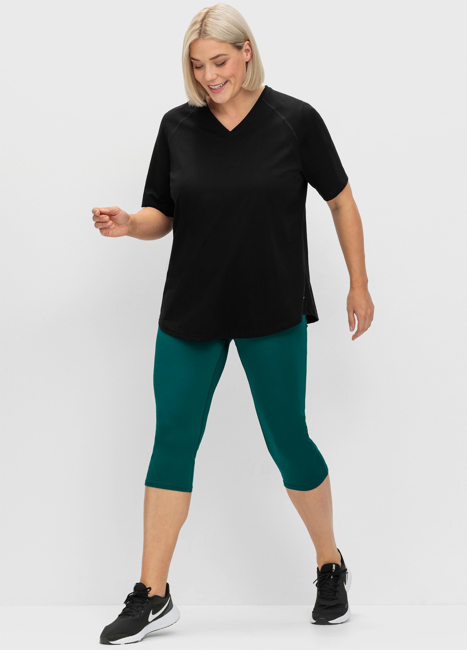 sheego Funktionsshirt mit V-Ausschnitt - schwarz