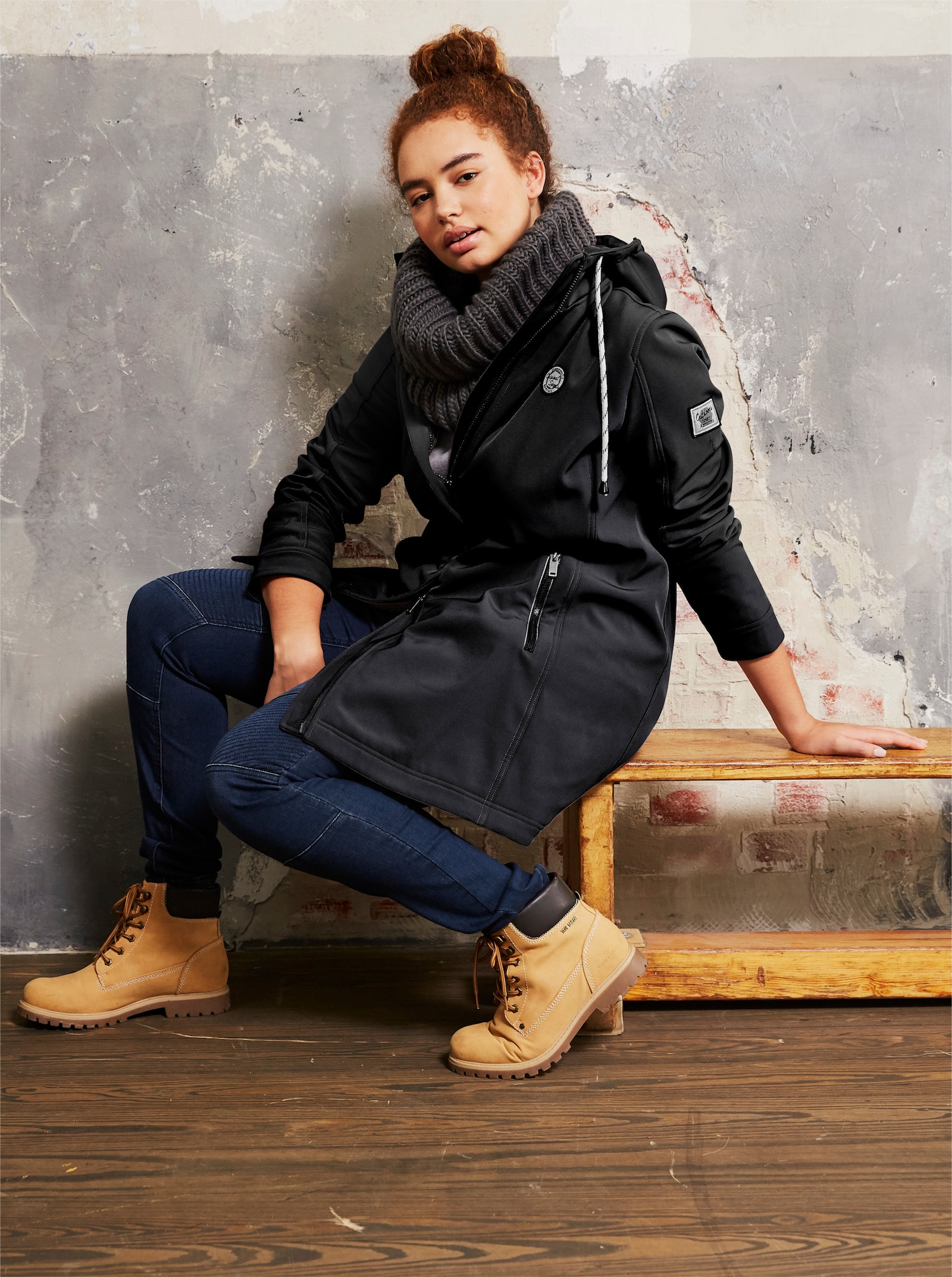 sheego Softshelljacke mit Kapuze - schwarz