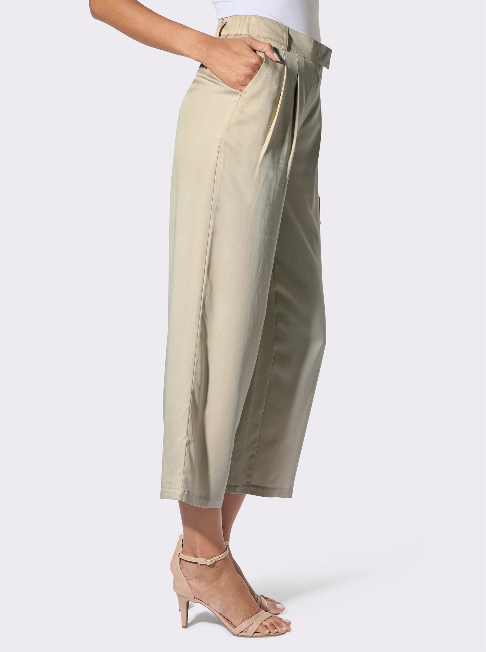 Bundfaltenhose mit modisch weiten Beinen - sand