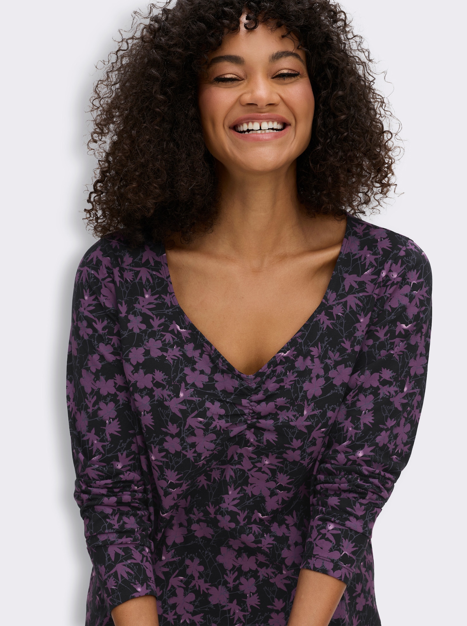 sheego Langarmshirt mit Raffung am Ausschnitt - schwarz-traube-gemustert