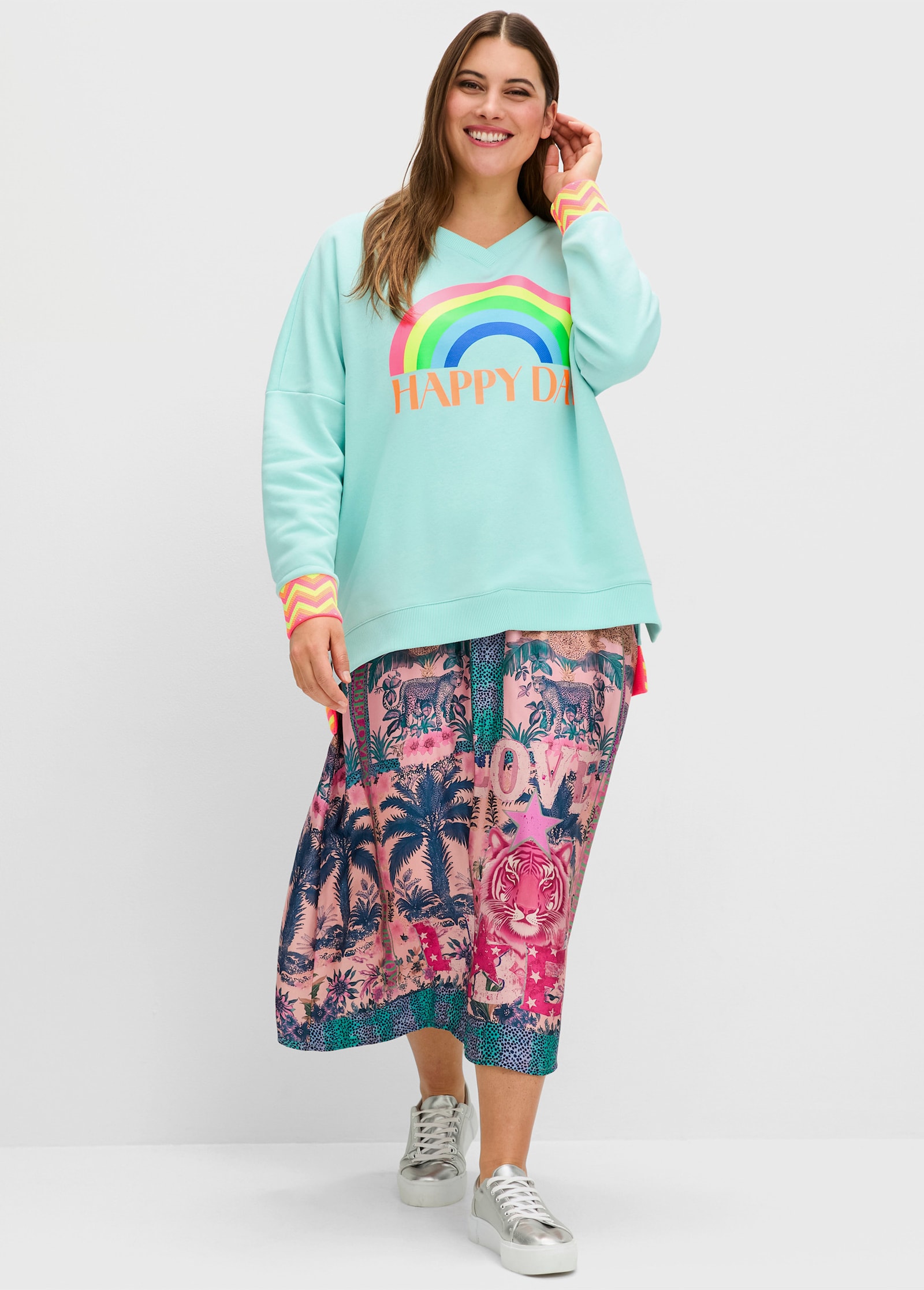 sheego loves miss goodlife Sweatshirt mit Frontdruck und Streifenbündchen - hellblau bedruckt