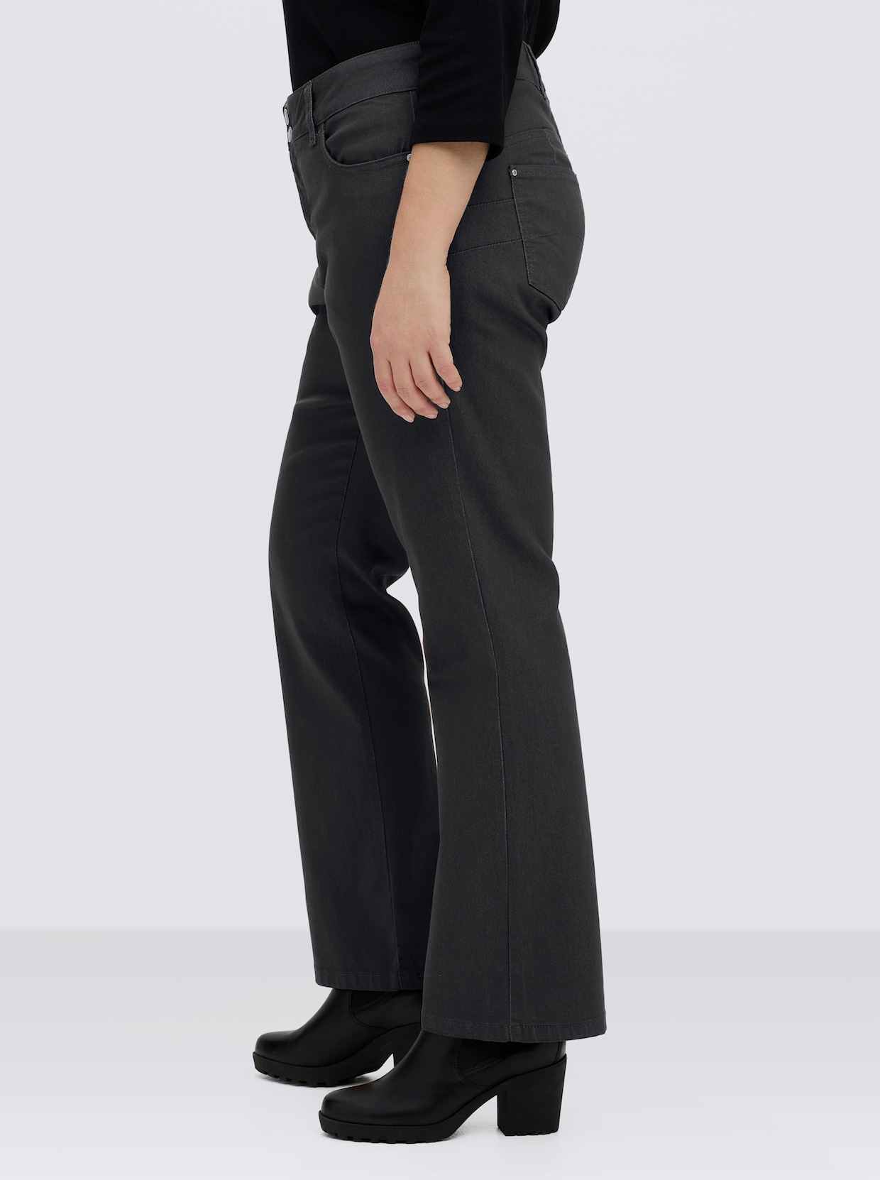 Bootcut-Jeans mit Push-up-Effekt - schwarz