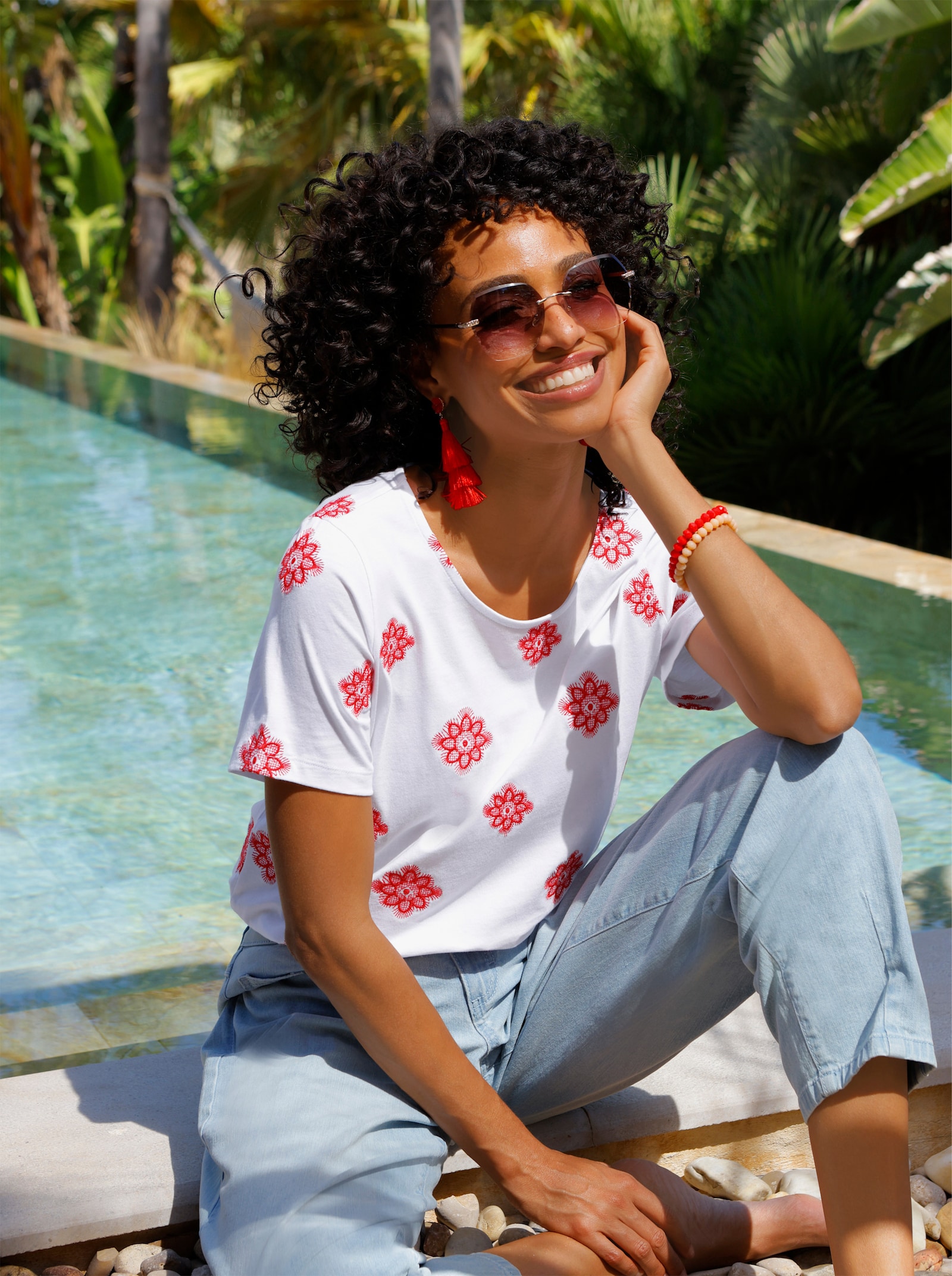 heine Kurzarmshirt mit Blumen-Stickereien - weiß-erdbeere-gemustert