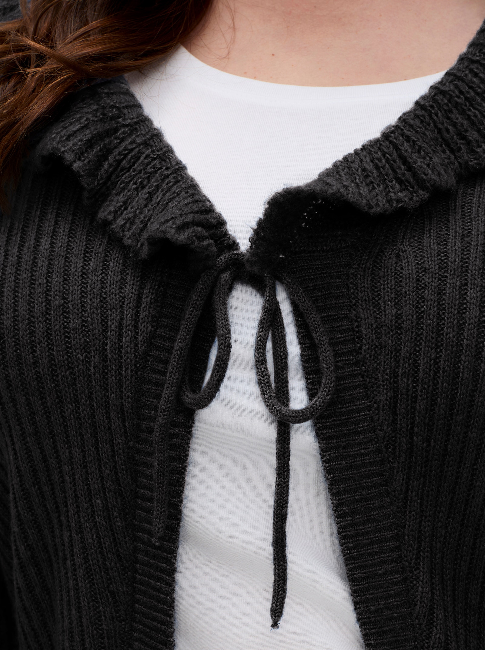 sheego by Joe Browns Strickjacke mit Kragen in Volantform - schwarz