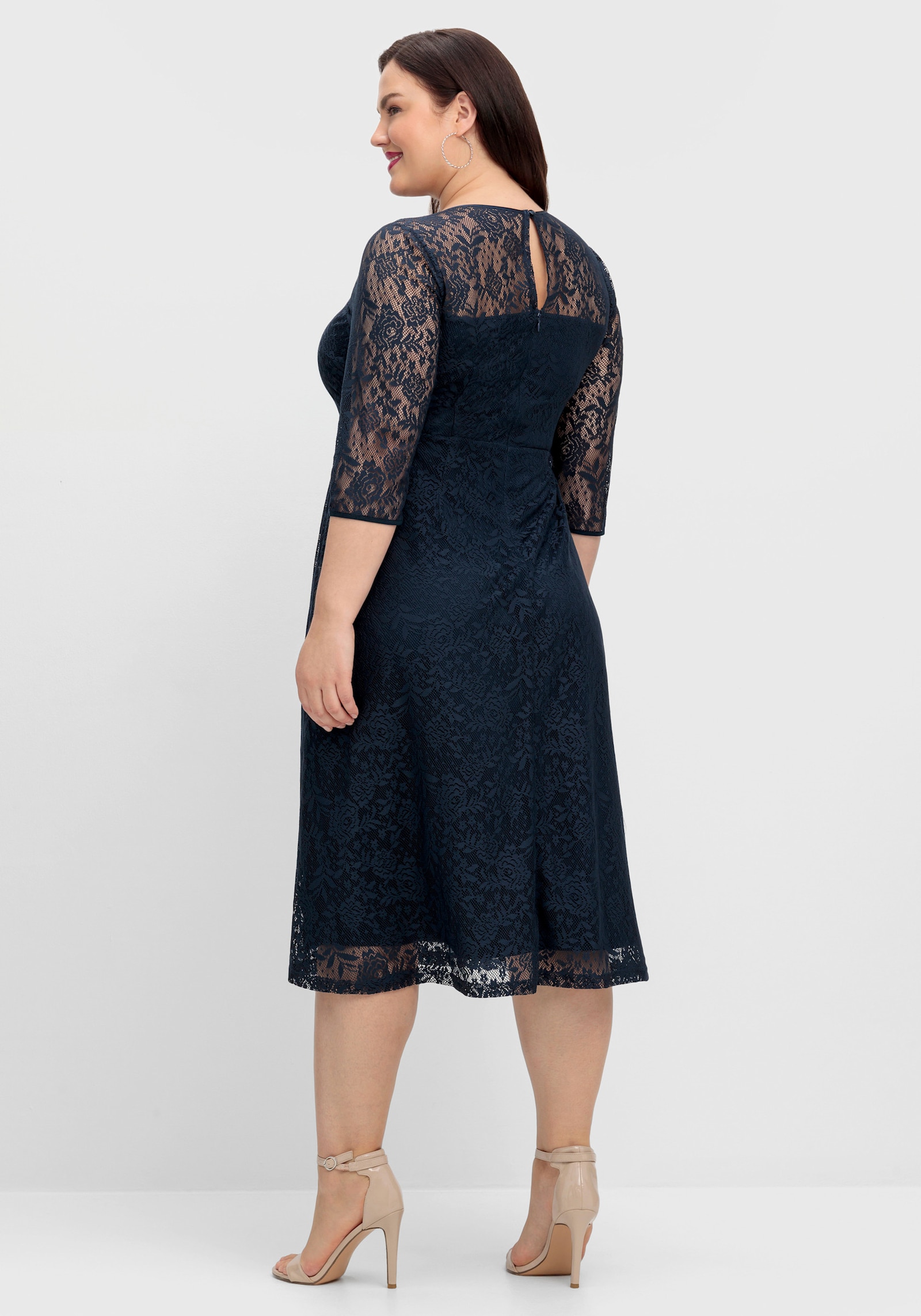sheego Robe de cocktail avec dentelle florale - bleu nuit