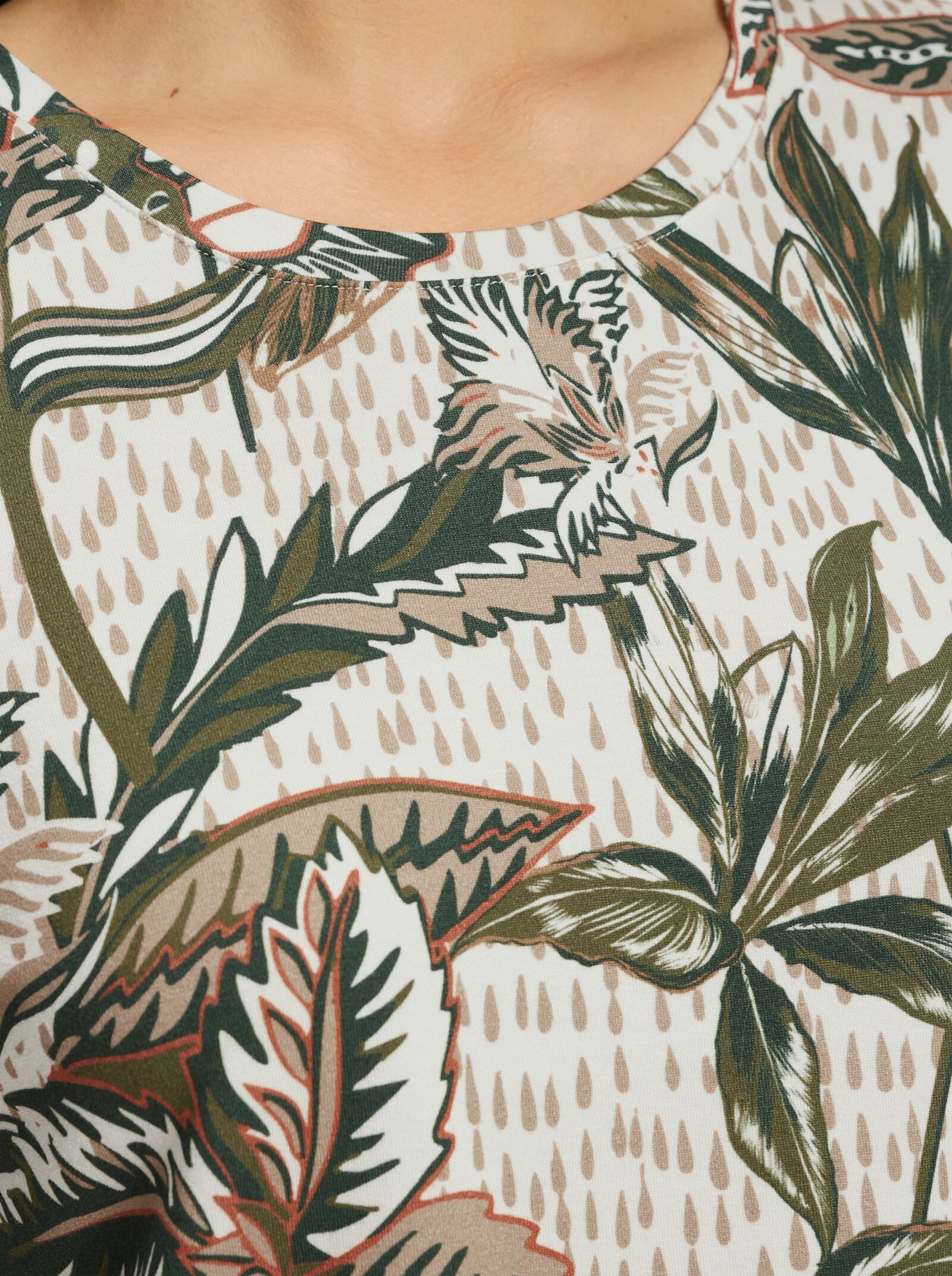 Print-Shirt aus Viskose-Stretch - ecru-oliv-bedruckt