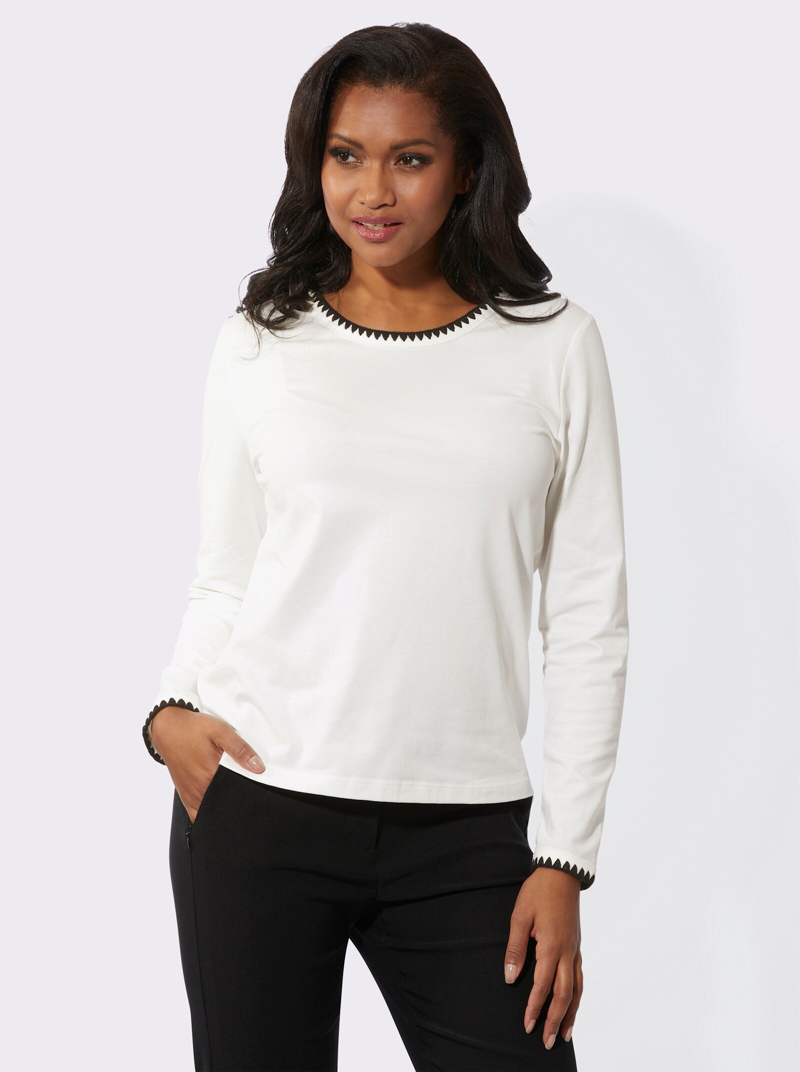 Rundhalsshirt mit Kontrast-Stickerei - ecru