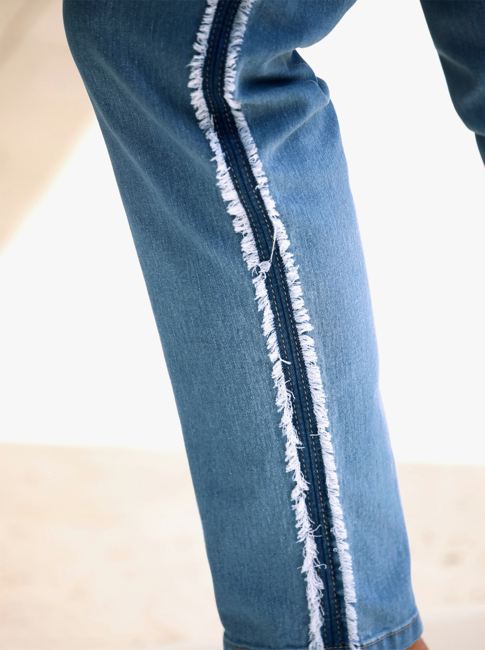 Röhrenjeans mit Galonstreifen - blue-bleached