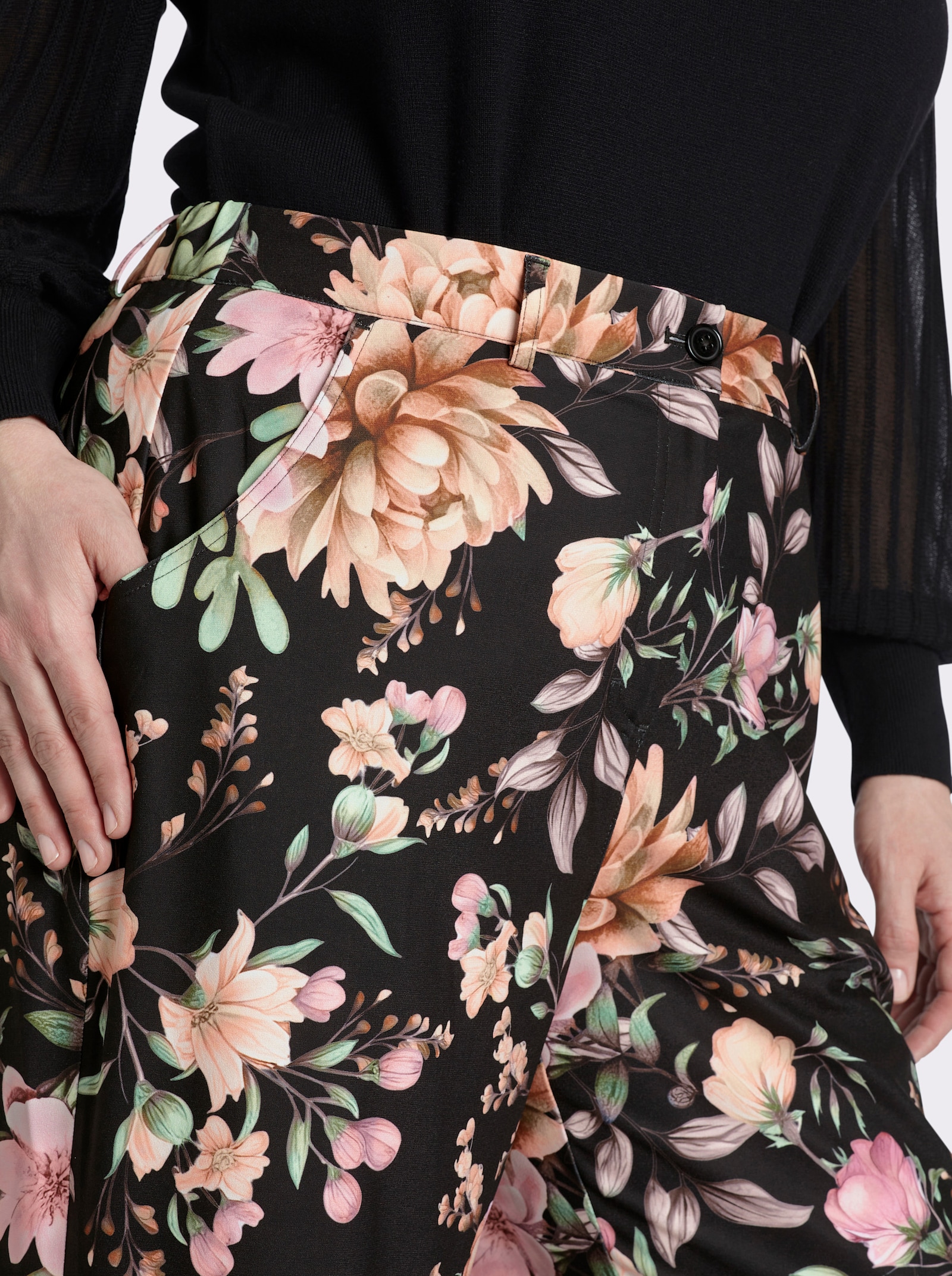 sheego Hose mit floralem Alloverdruck - schwarz-rosenholz-bedruckt