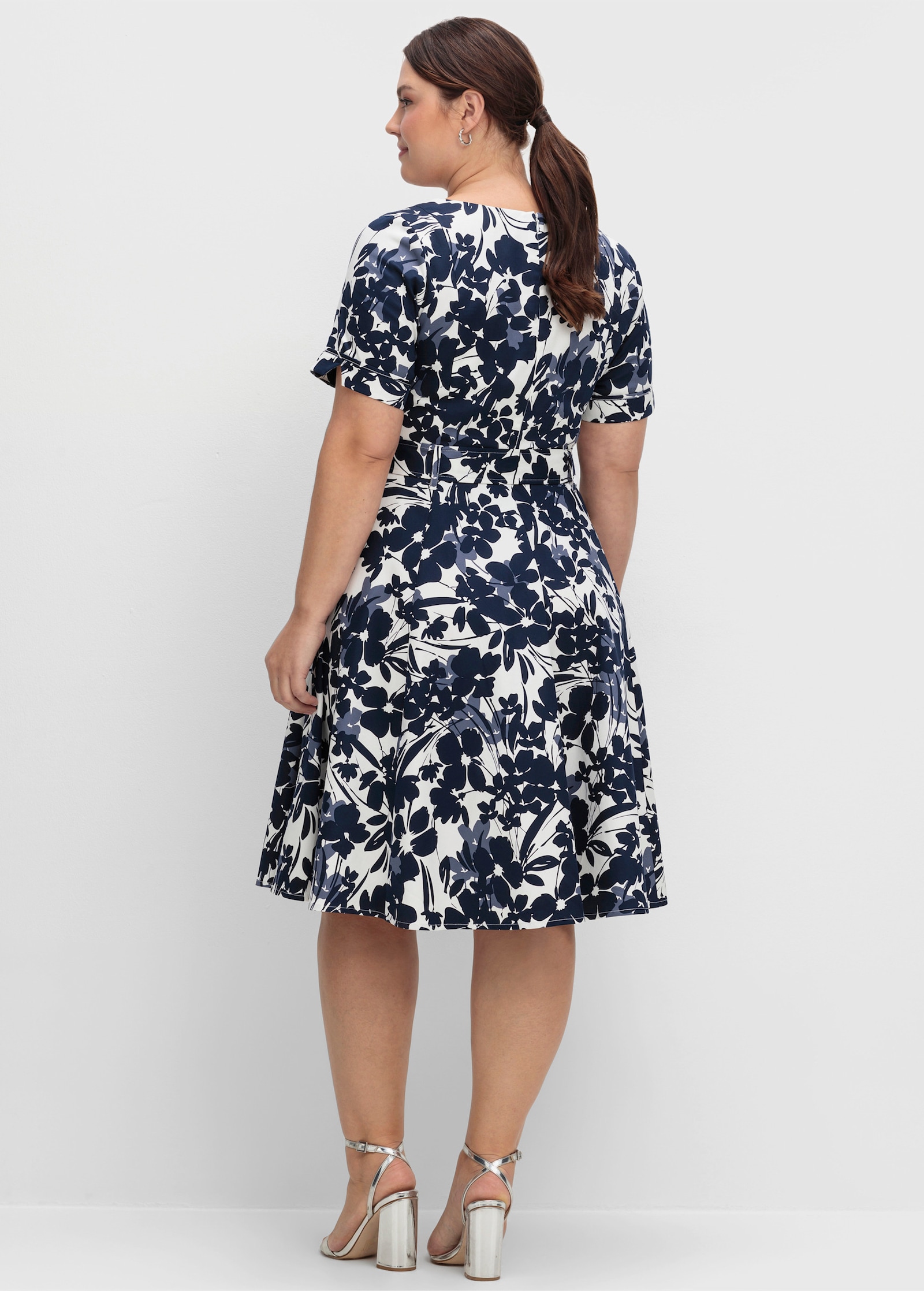 sheego Cocktailkleid mit Blumenprint und Stoffgürtel - marine-gemustert