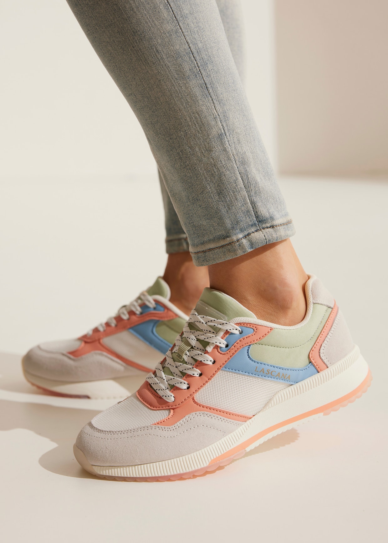 LASCANA Sneaker - grau/koralle