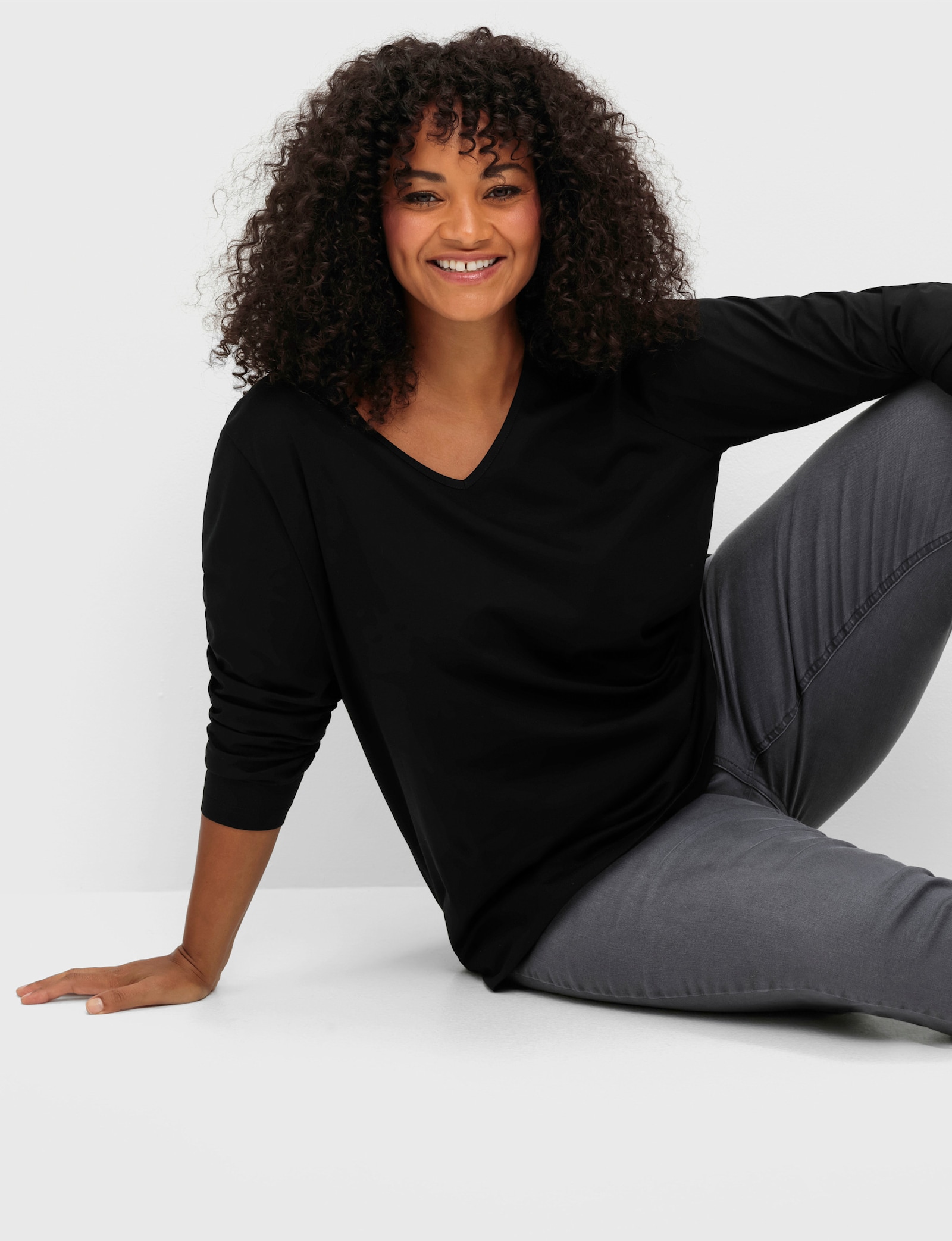 sheego Shirt met lange mouwen in lichte A-lijn - zwart