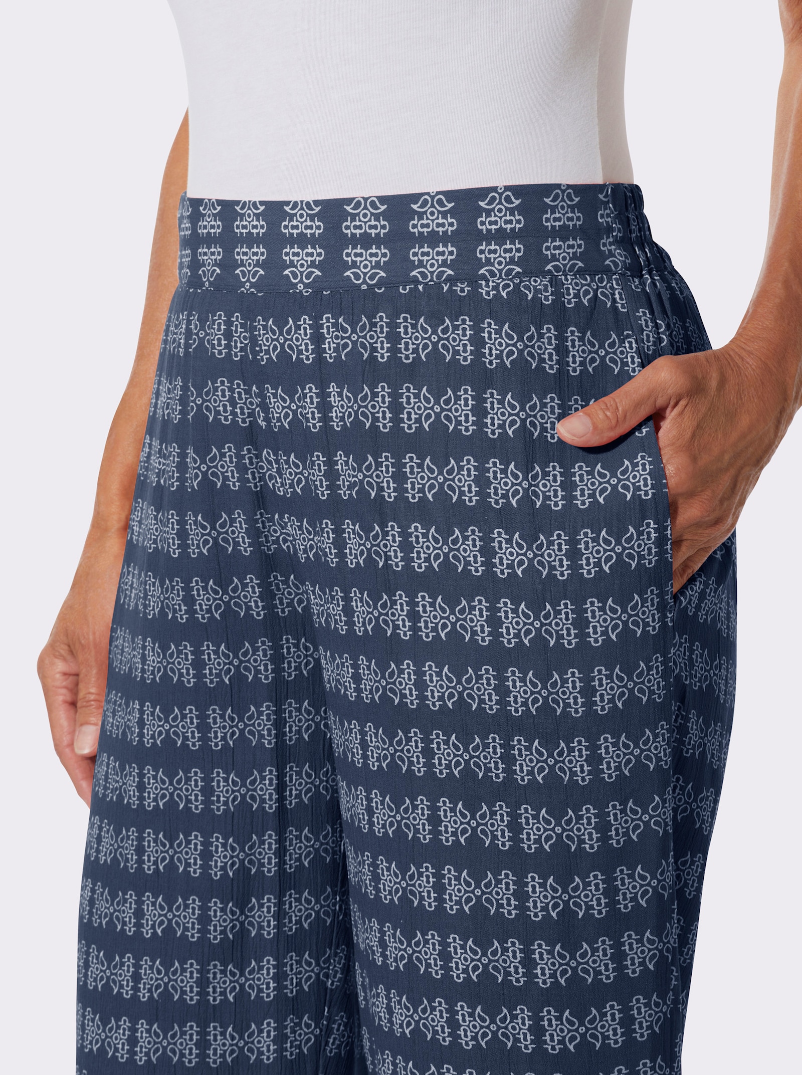 Druckhose in weiter Form - dunkelblau-ecru-bedruckt