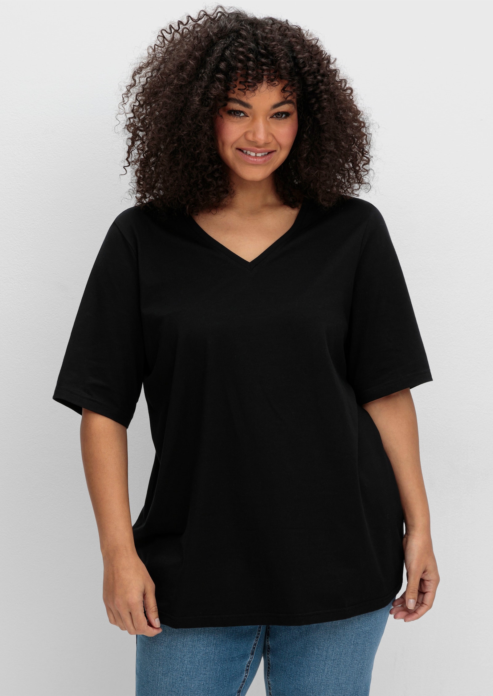 sheego Shirt met V-hals van jersey, licht getailleerd - zwart
