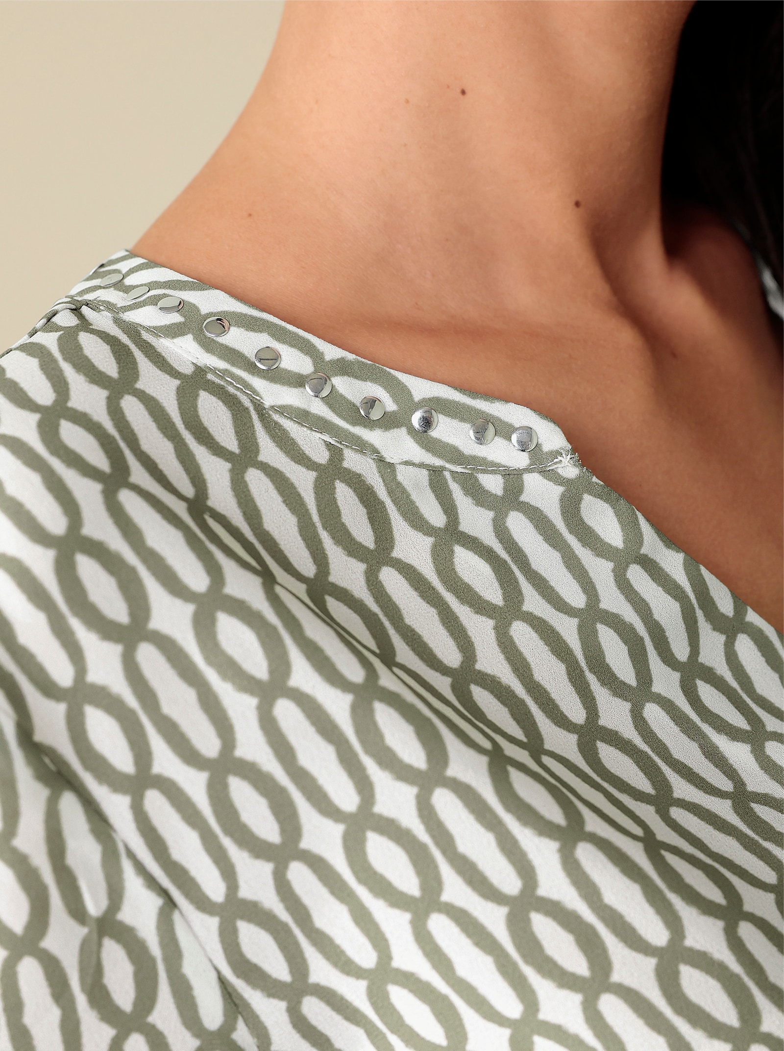 heine Druckbluse mit Ziernieten - ecru-khaki-bedruckt