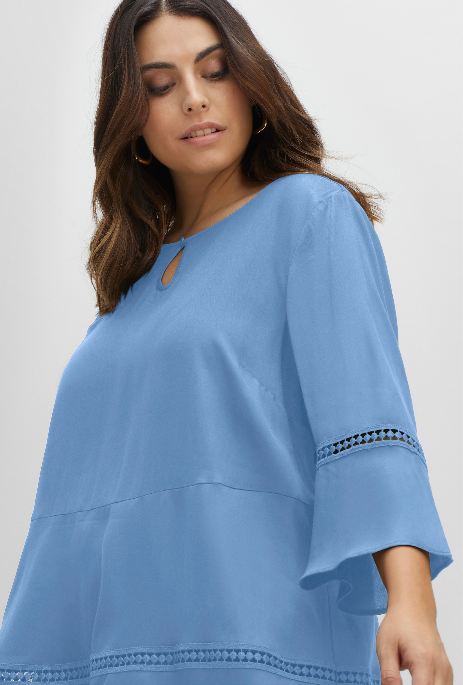 sheego Tunika mit Lochmusterdetails, in A-Linie - himmelblau