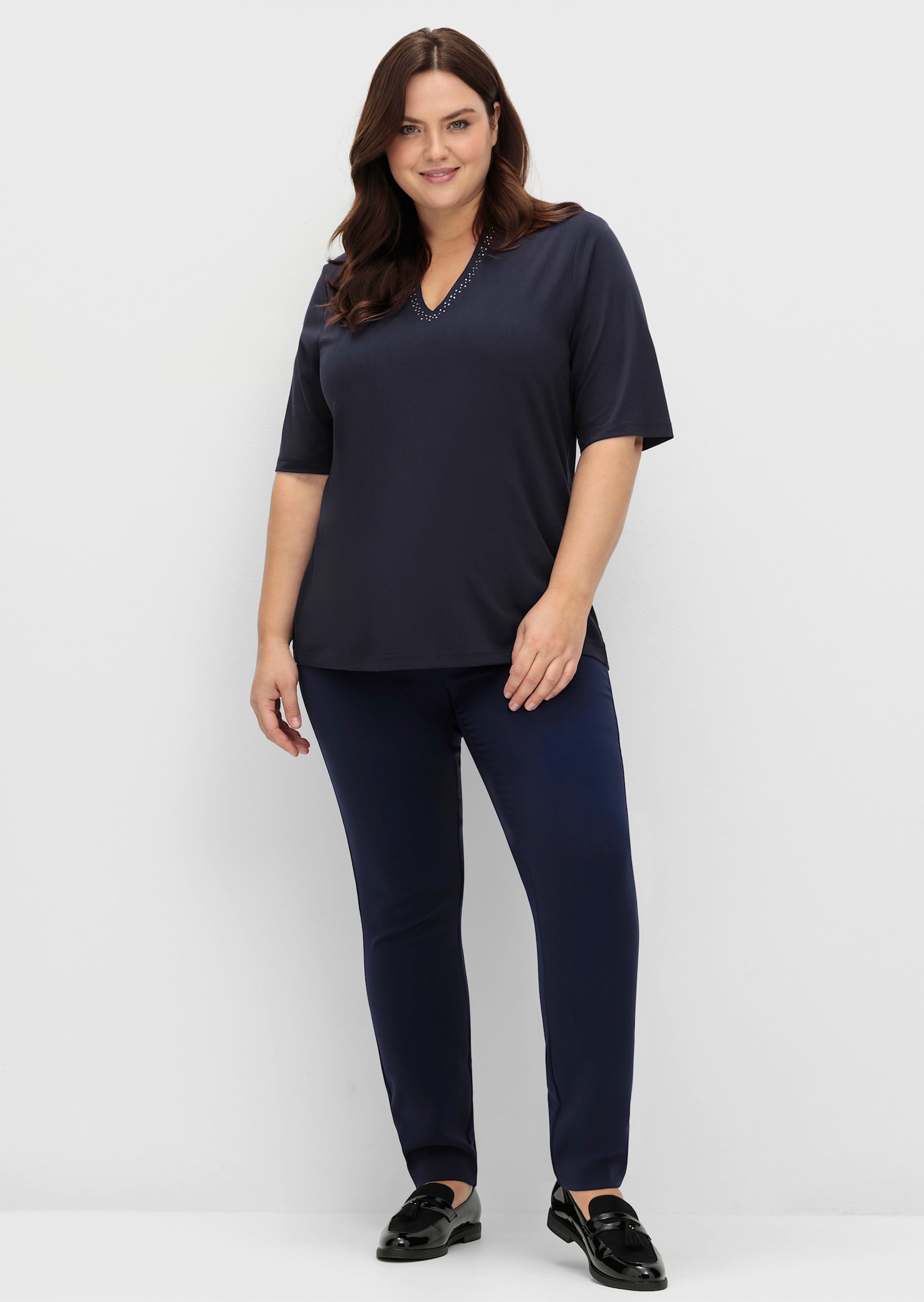 sheego V-Shirt mit Glitzersteinchen am Ausschnitt - tiefblau