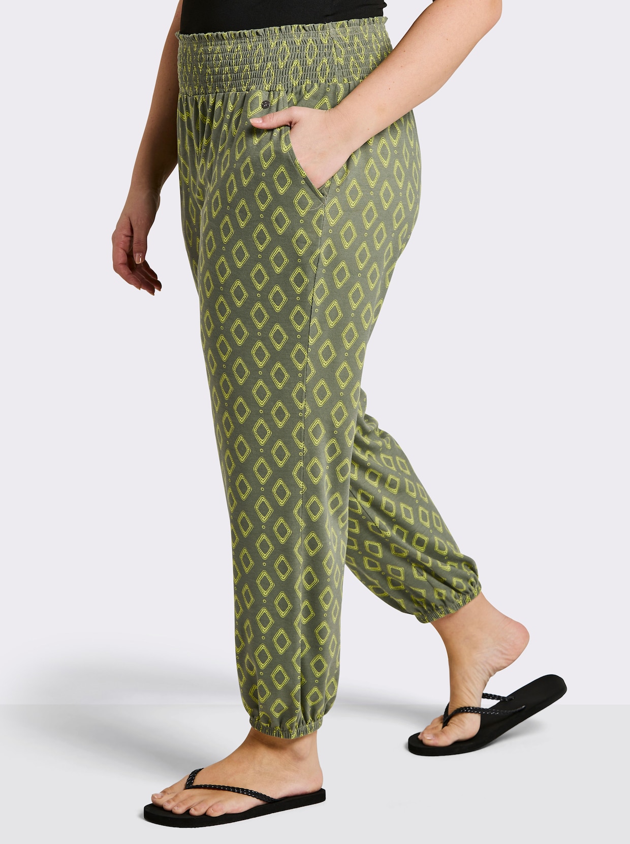 sheego Jogg Pants mit Alloverdruck - khaki-gemustert