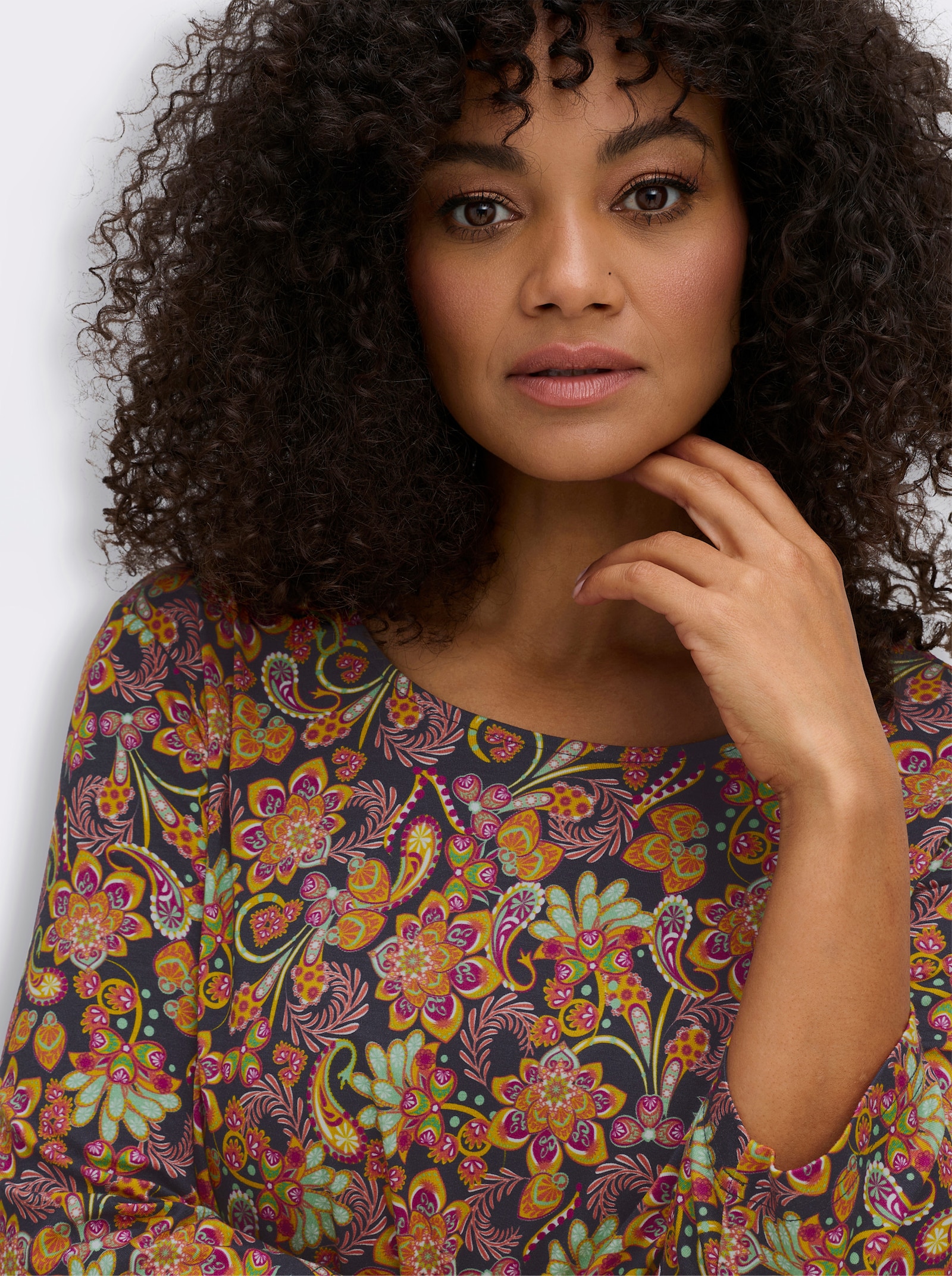 sheego 3/4-Arm-Shirt mit asymmetrischem Saum - ocker-tiefblau-bedruckt