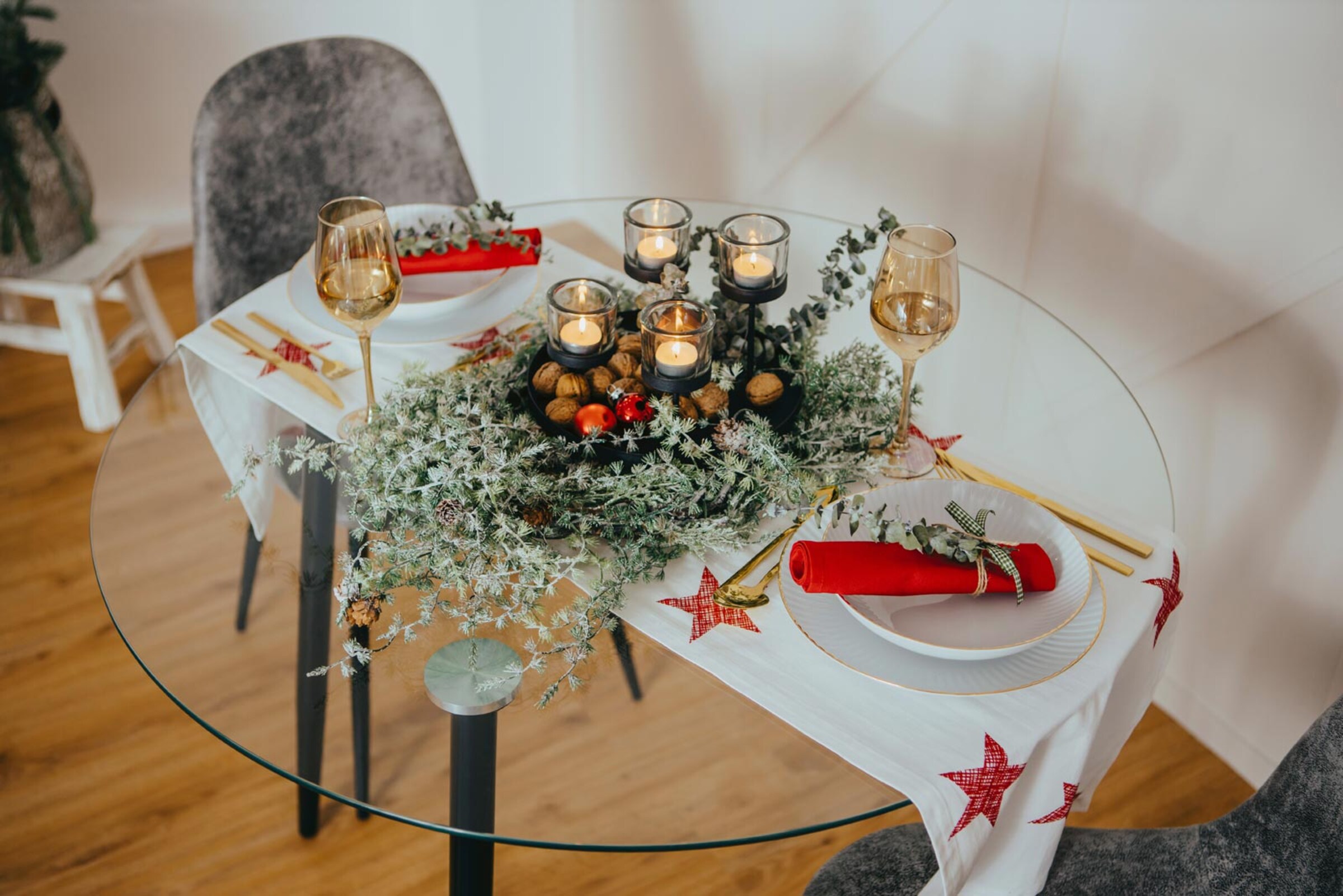 Bedruckte günstig Kaufen-Tischläufer in rot-weiß von my home. Tischläufer in rot-weiß von my home <![CDATA[Der bedruckte Tischläufer »Kourtney« von my home ist ein schöner Blickfang in der Advents- und Weihnachtszeit. Der Stoff ist aus Bio-Baumwolle herges