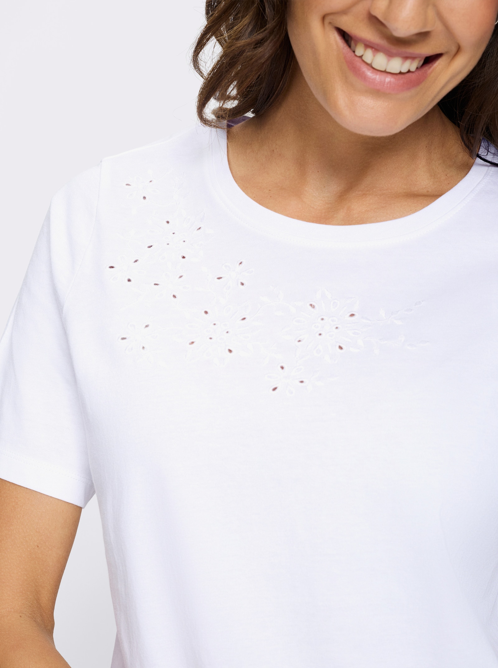 Rundhalsshirt mit Blüten-Lochstickerei - weiß