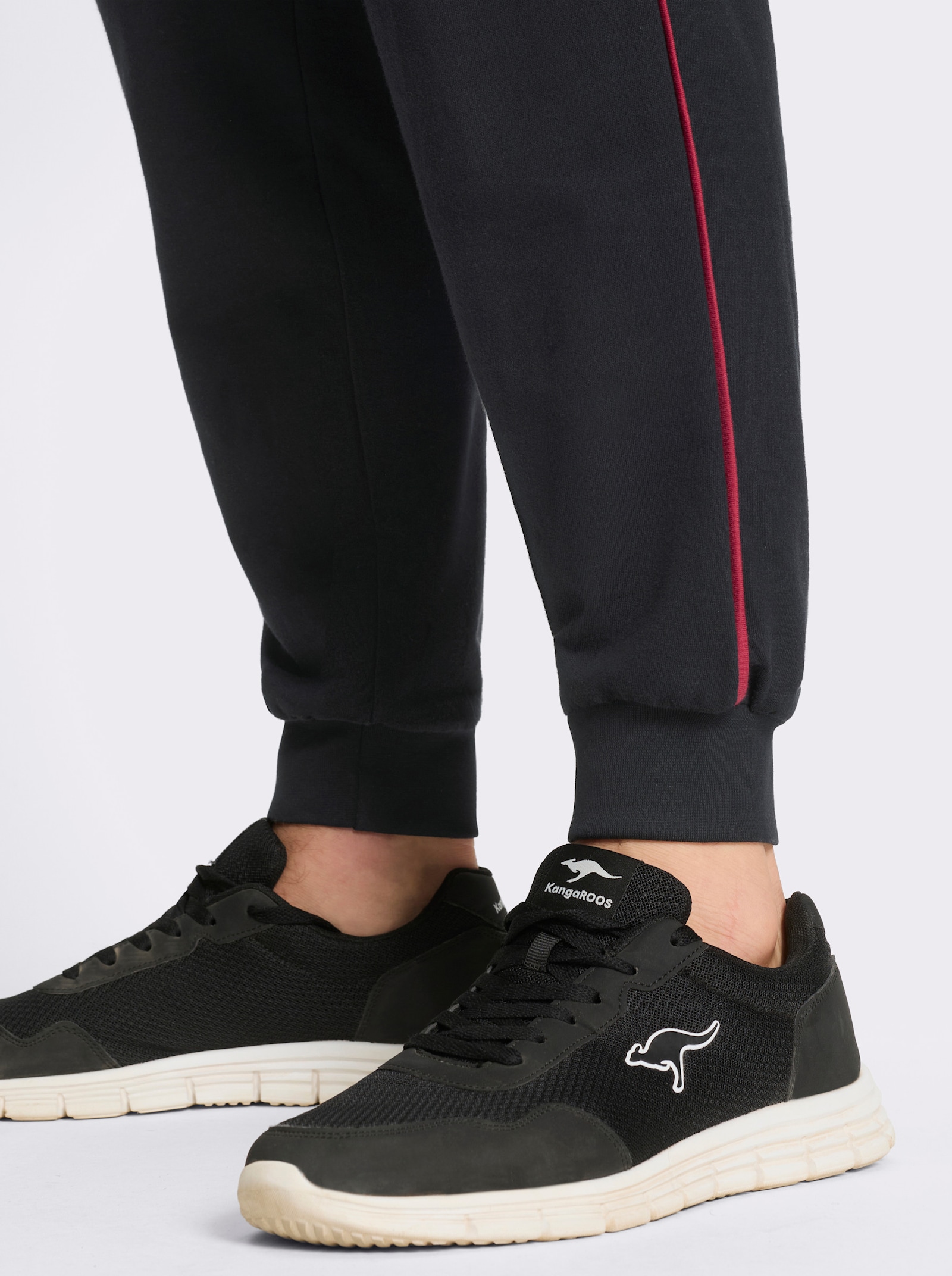 Catamaran Sports Sweathose mit seitlicher Paspel - schwarz-kirsche