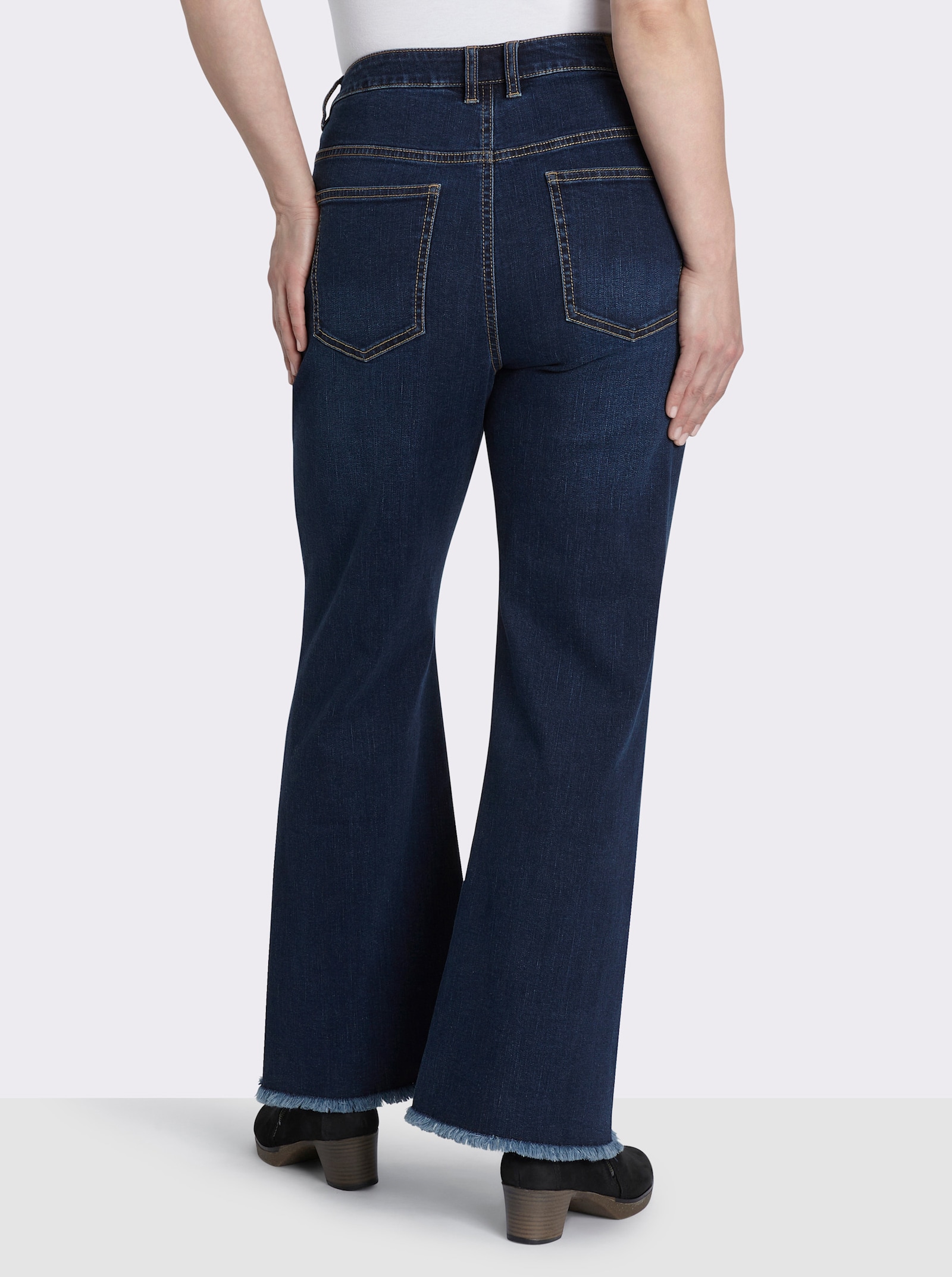 sheego Bootcut-Jeans mit Fransensaum - blue-stone-washed