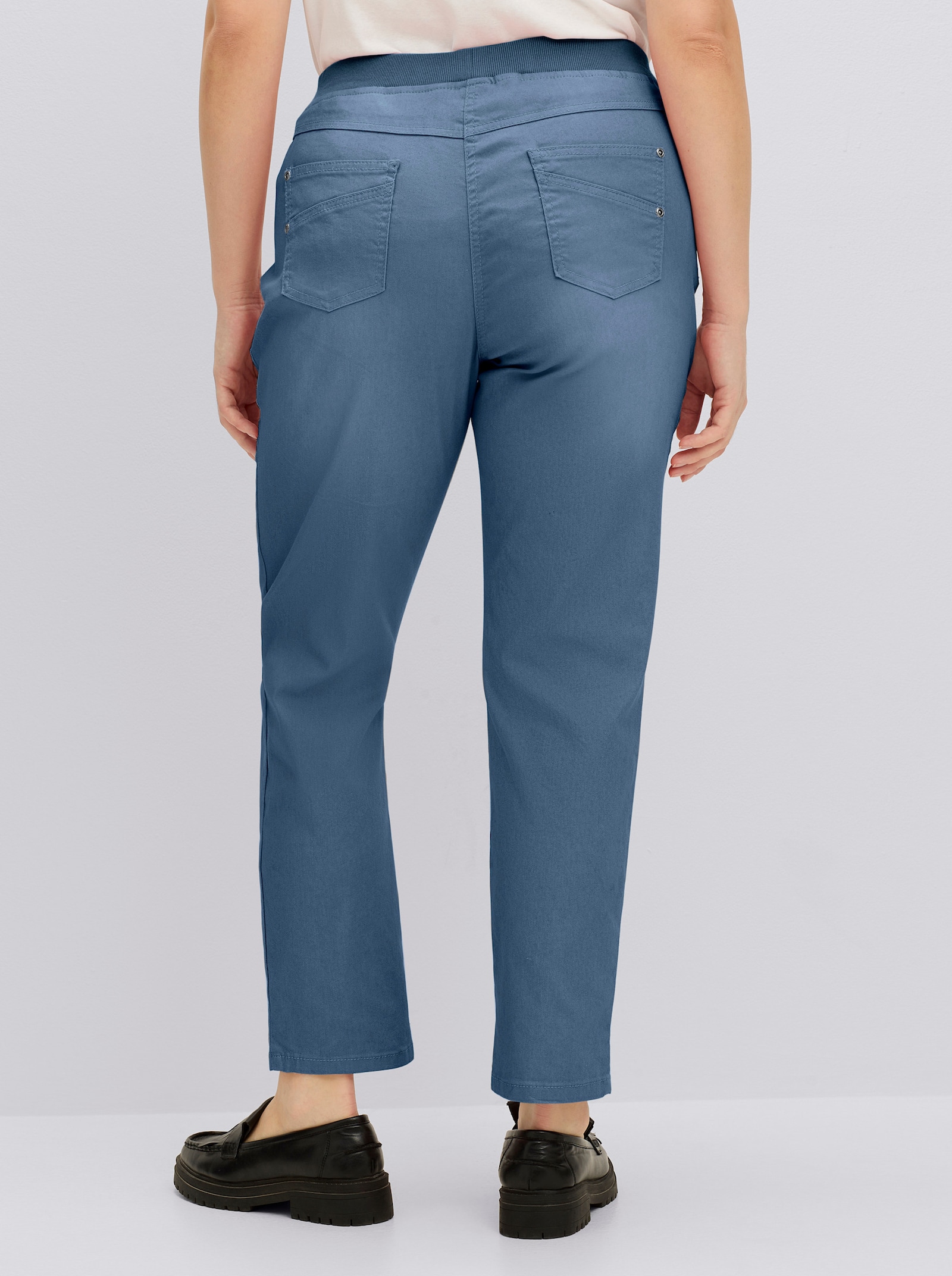 Schlupfjeans mit geripptem Strick-Dehnbund - blue-bleached