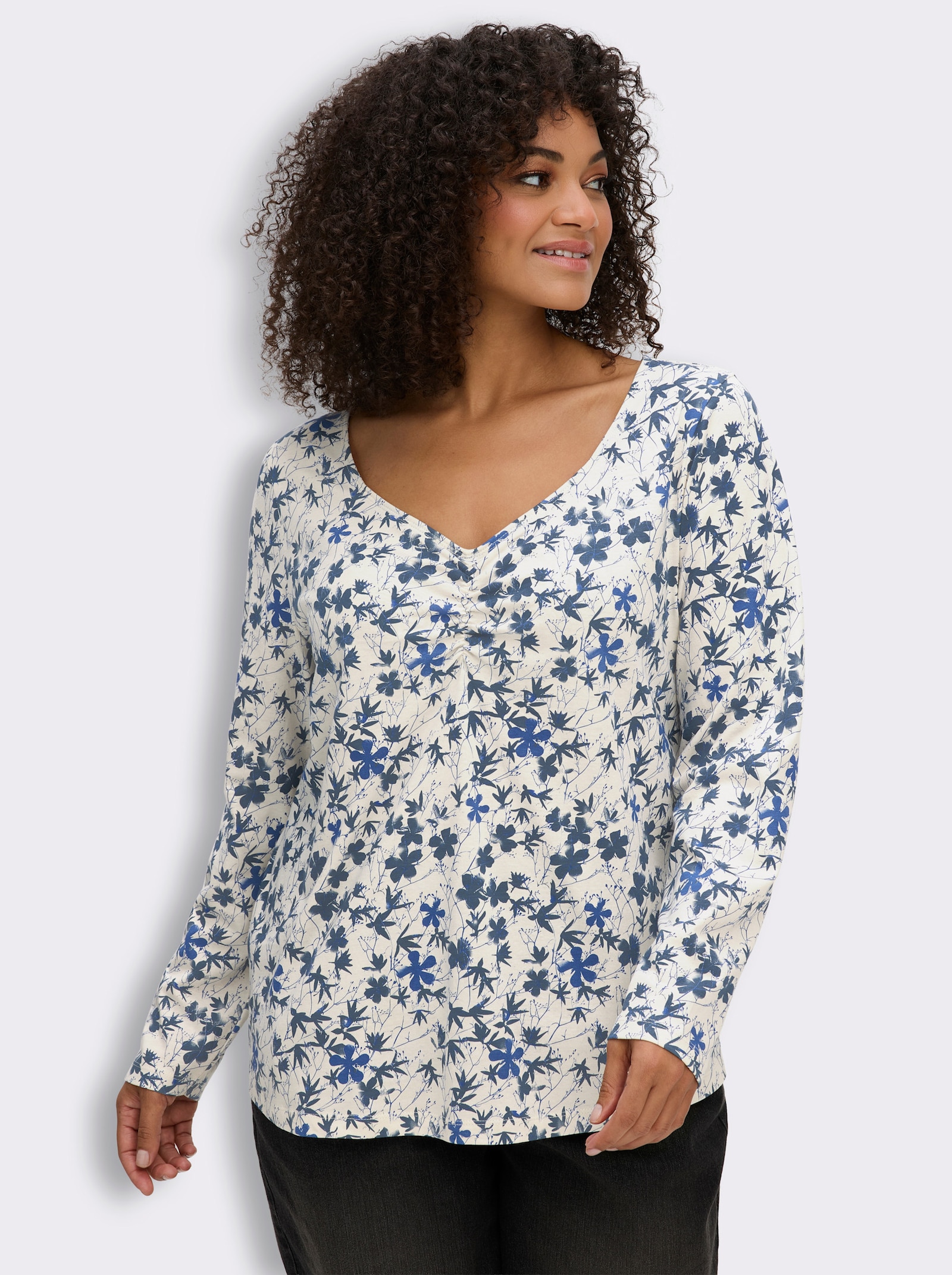 sheego Langarmshirt mit Raffung am Ausschnitt - champagner-rauchblau-gemustert
