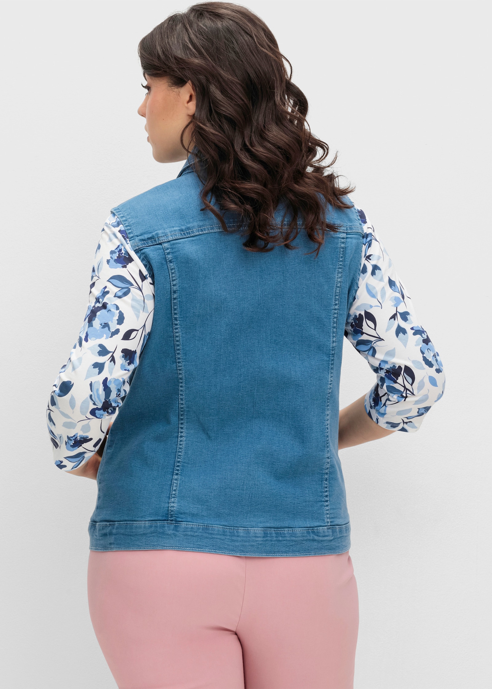 Jeansweste mit Pattentaschen, aufgesetzt - blue-bleached