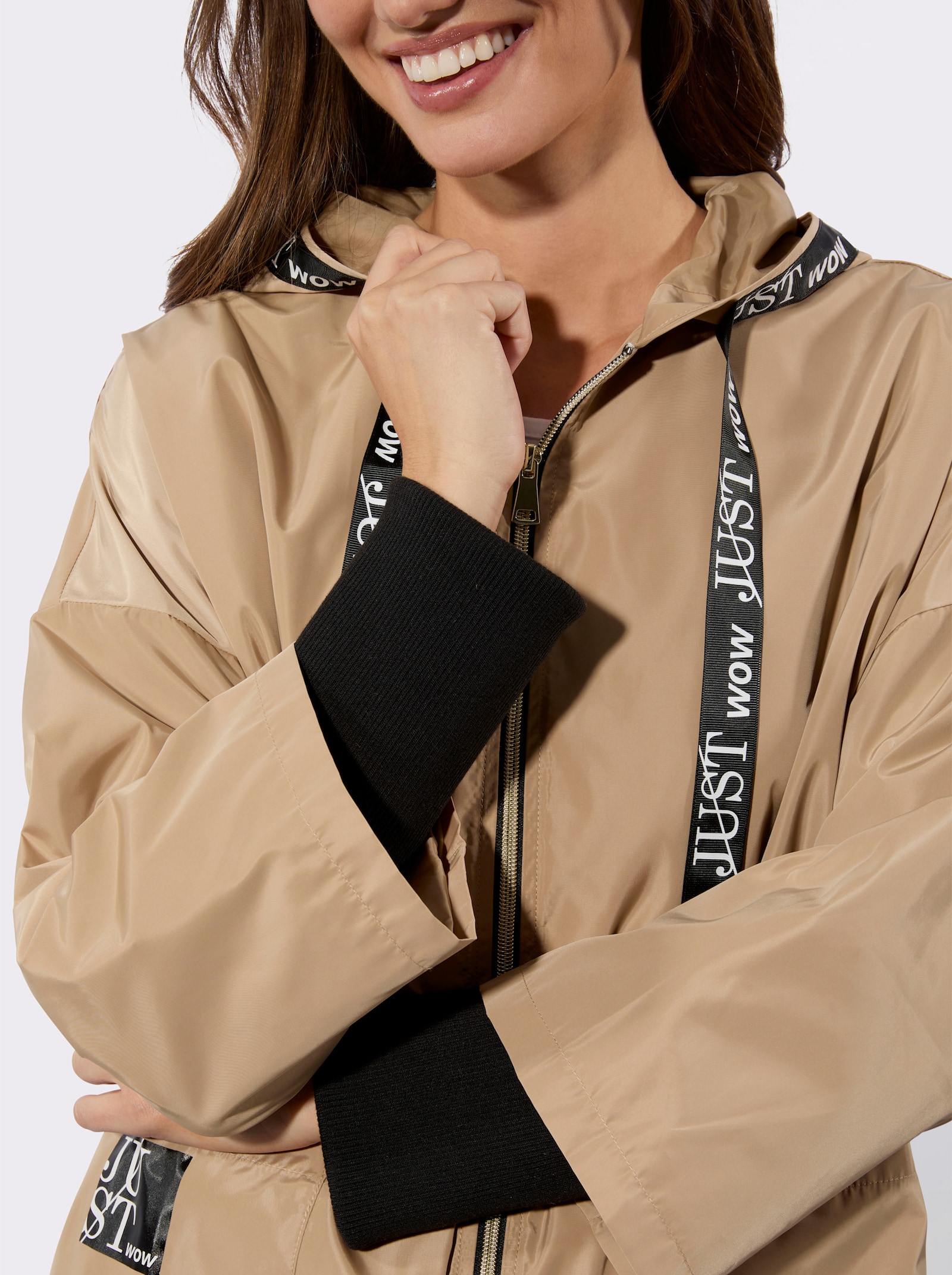 Kapuzenjacke mit Kontrast-Details - camel