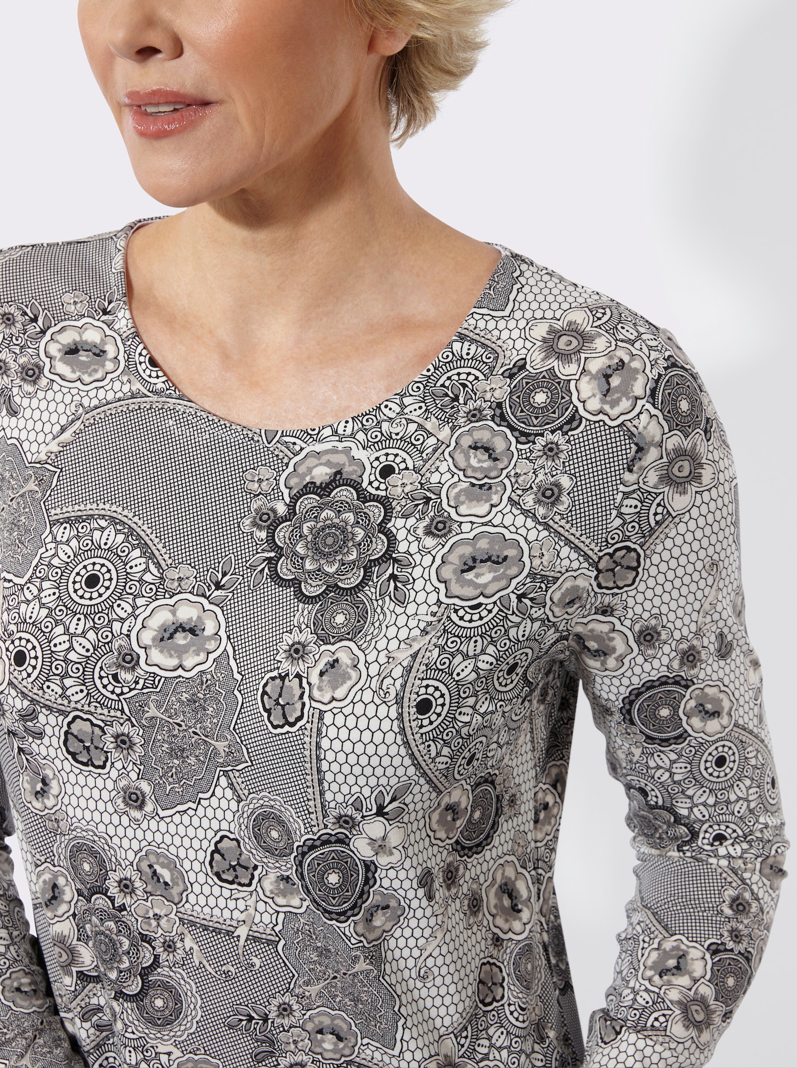 Rundhalsshirt mit floralem Print - ecru-sesam-bedruckt