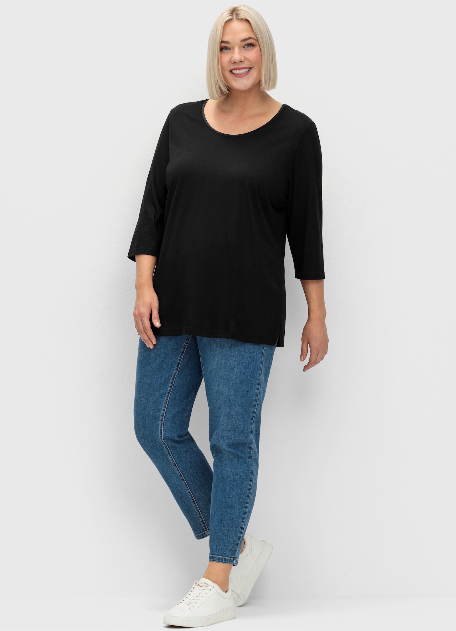 sheego Shirt met ronde hals en zijsplitten - zwart