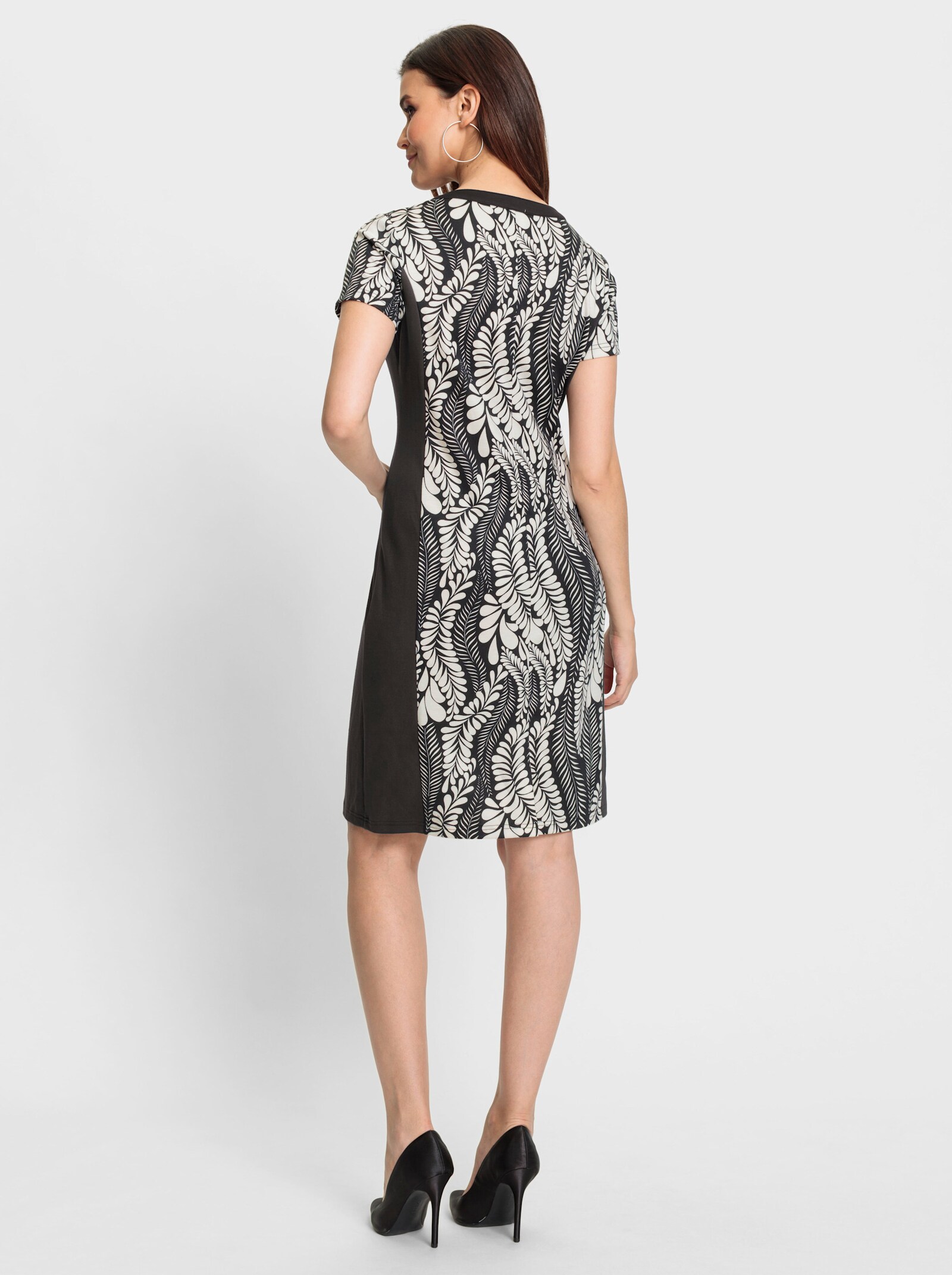 Fodralklänning i resvänligt material - svart-gräddvit, tryckt